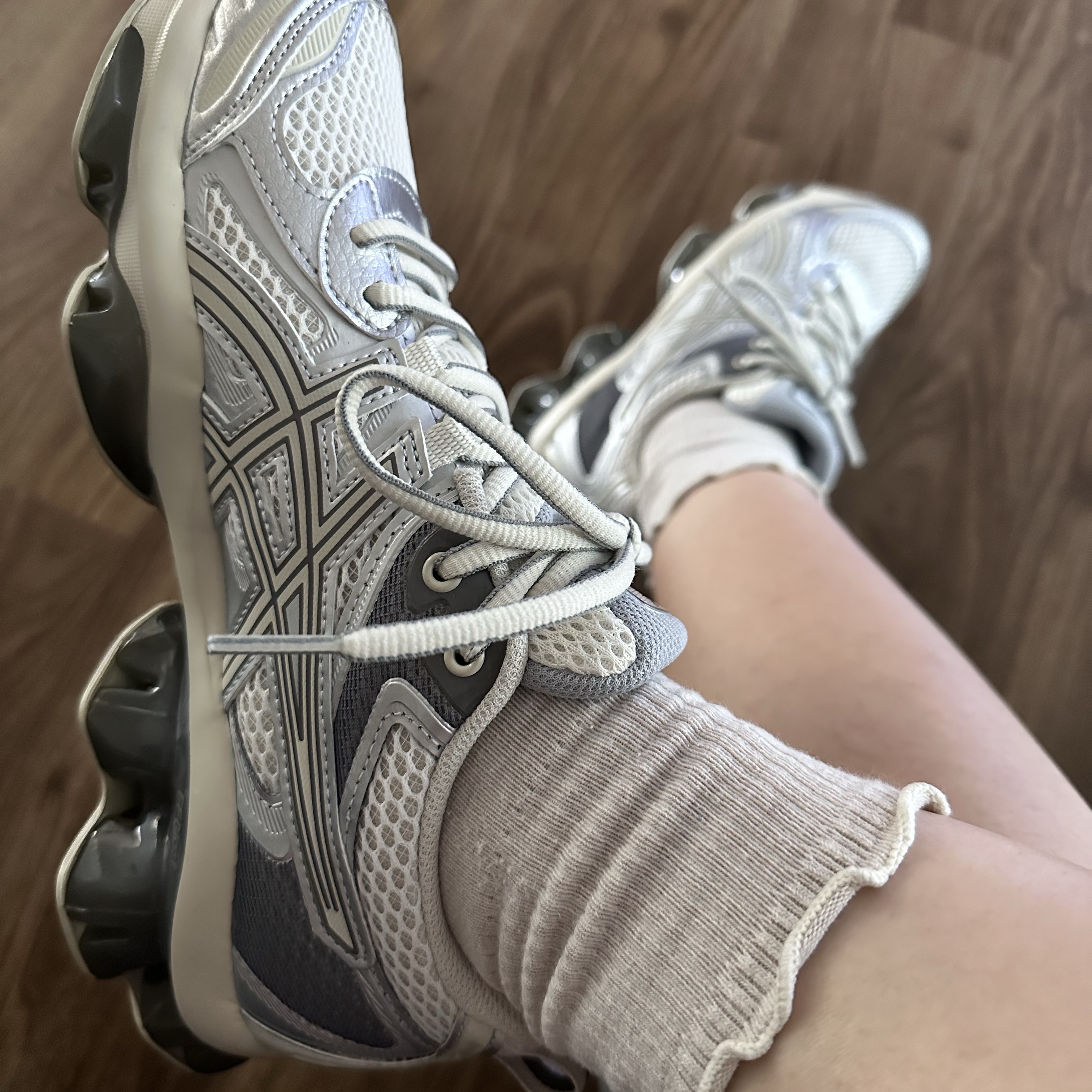 Asics Gel-Quantum Kinetic White Light Dust 착용 스타일 - 1