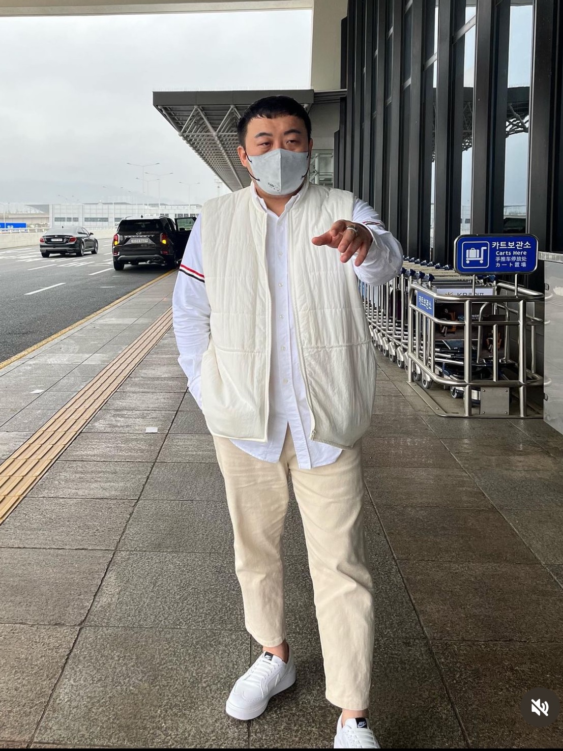 Thom Browne Solid Poplin Grosgrain Armband Classic Long Sleeve Point Collar Button Down Shirt White, Nike x Peaceminusone Kwondo1 White 착용 스타일