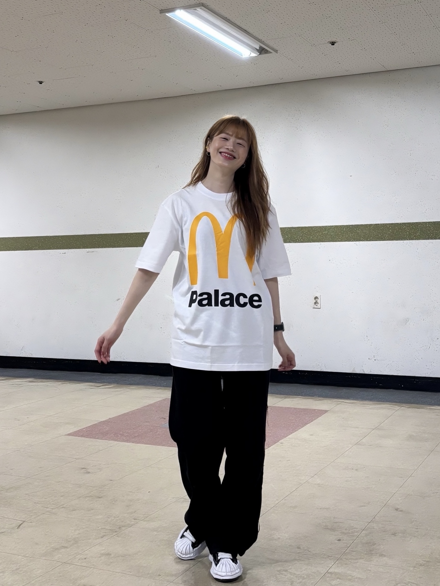 Palace x McDonald's Logo T-Shirt White - 23FW, Maison Mihara Yasuhiro Blakey OG Sole Canvas Low-top Sneakers Black White 착용 스타일 - 1