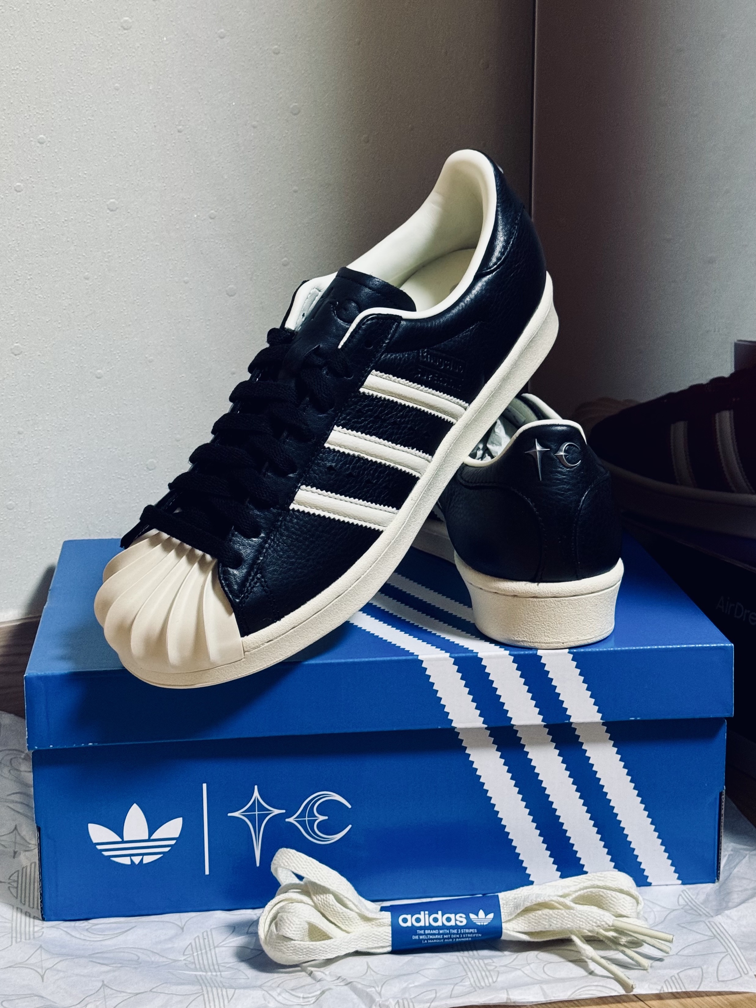 Adidas x Thug Club Superstar Vintage Core Black Cream White 착용 스타일