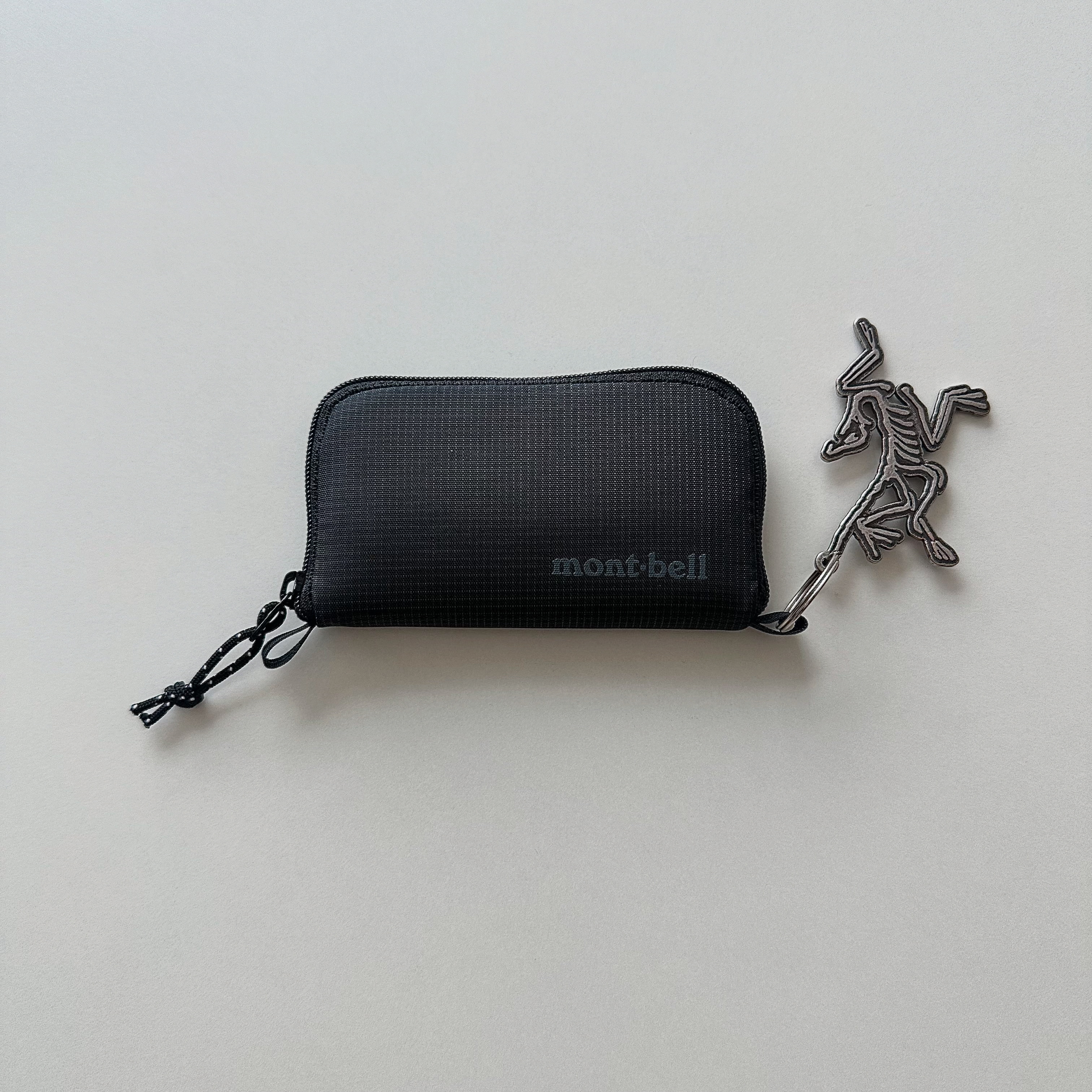 Montbell Mini Zip Wallet Black, Arc'teryx Keyring Metal 착용 스타일