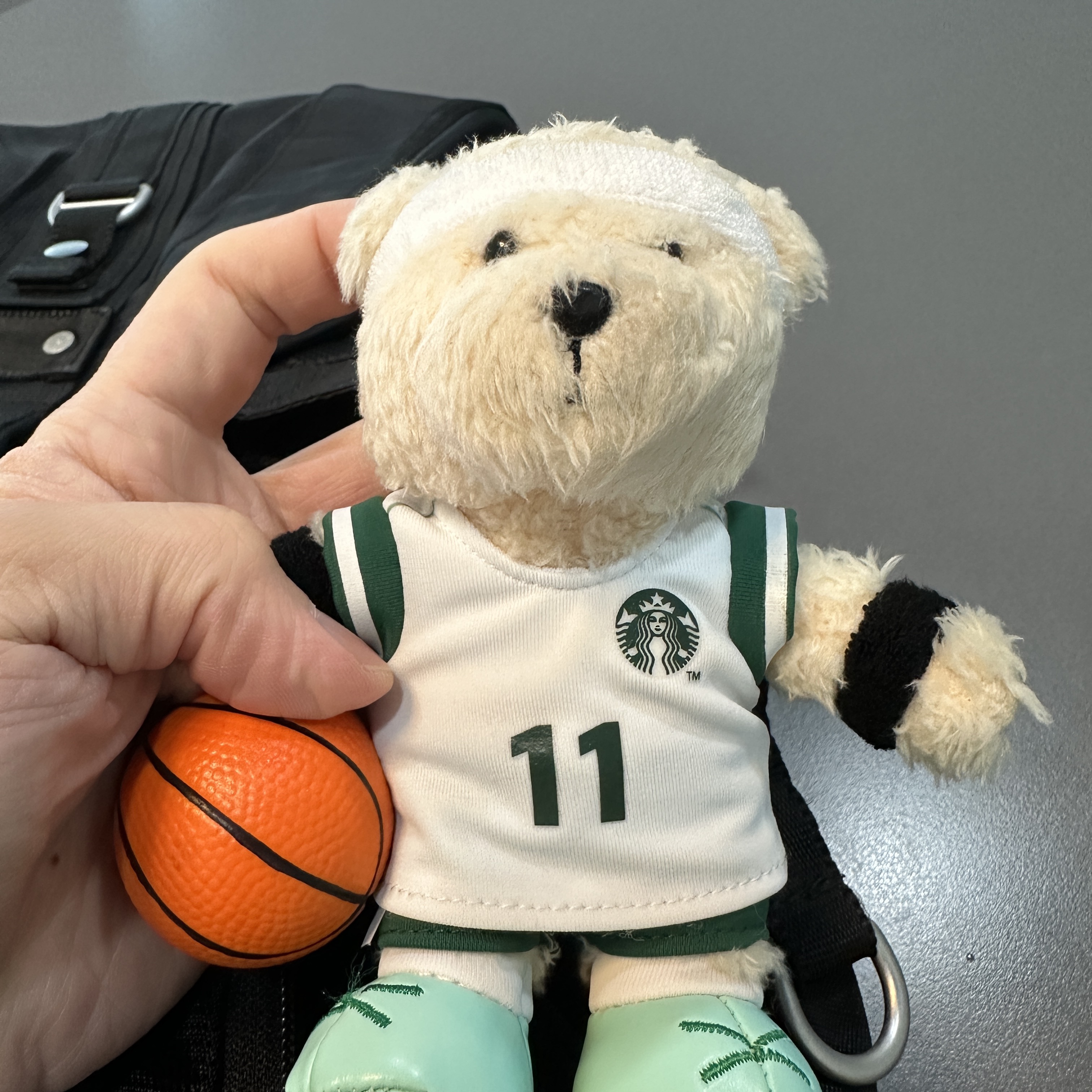Starbucks Basketball Bearista Keychain 착용 스타일