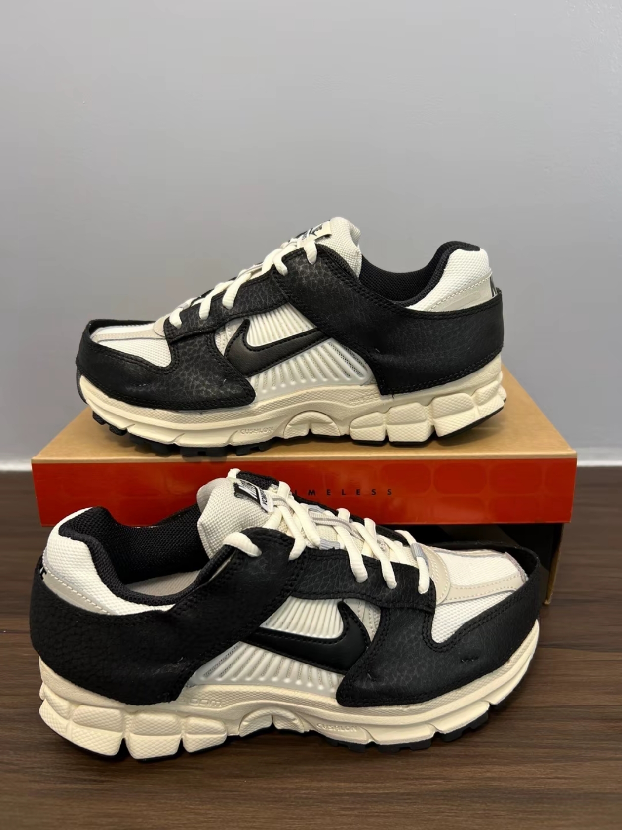 (W) Nike Zoom Vomero 5 Wolf Grey and Black 착용 스타일