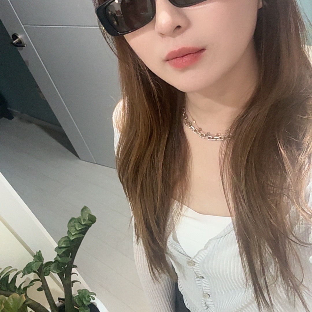 (W) Balenciaga Dynasty Rectangle Sunglasses Black 착용 스타일 - 2