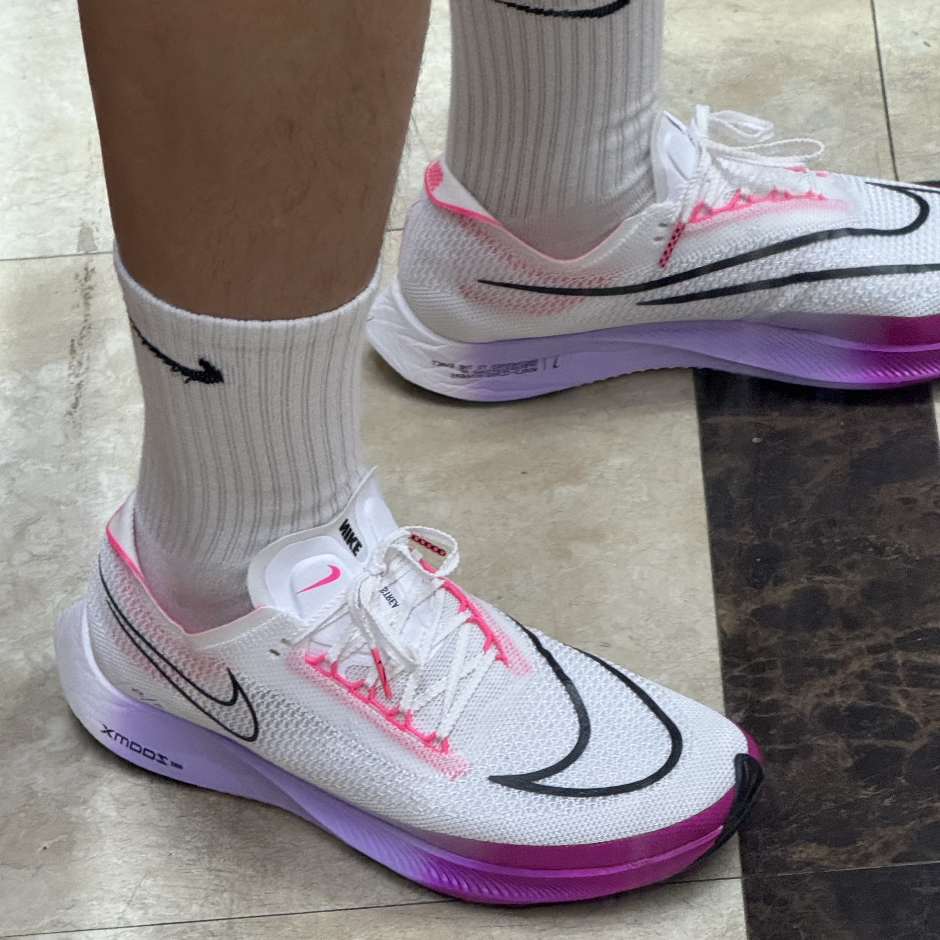 Nike ZoomX Streakfly White Vivid Graffe 착용 스타일 - 3
