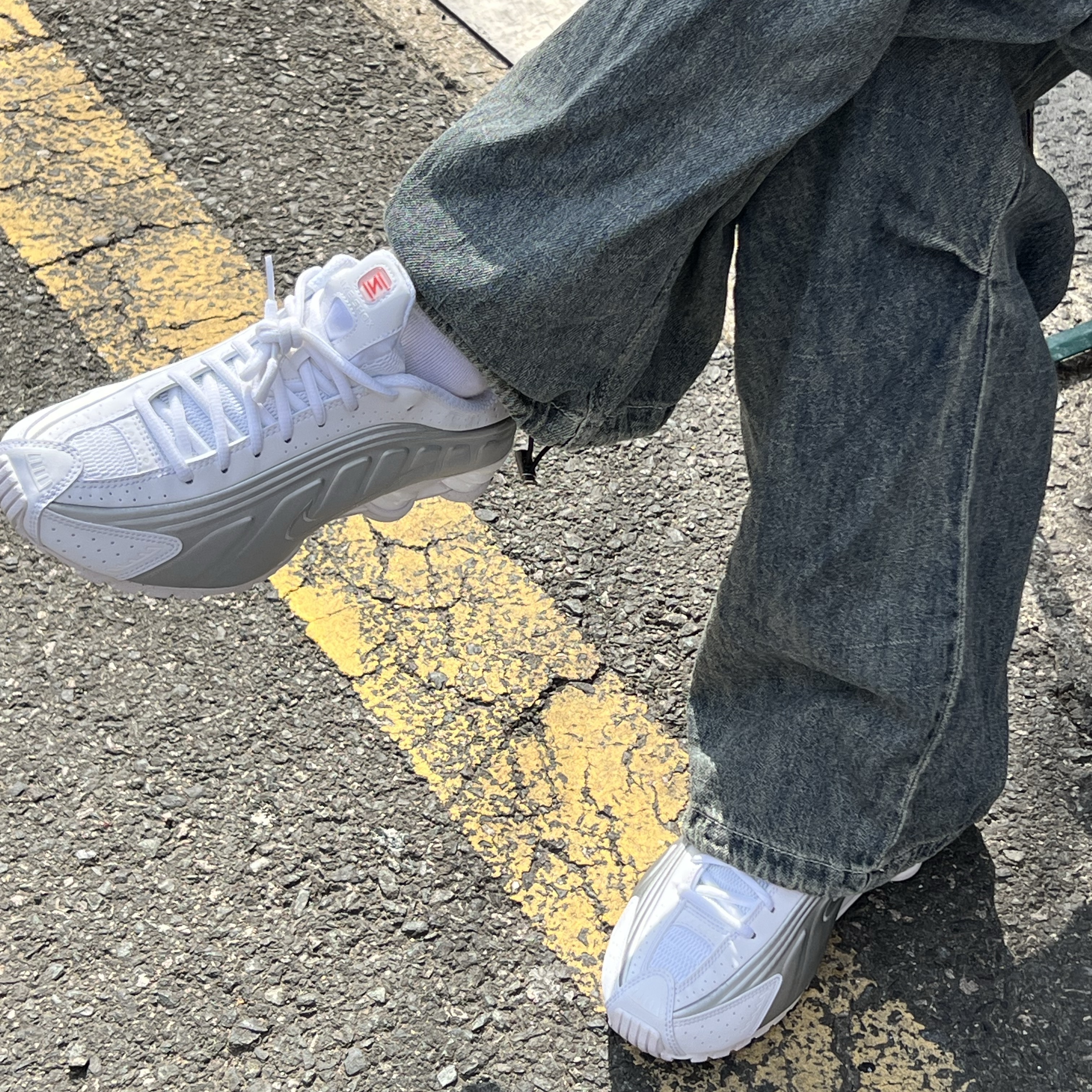 (W) Nike Shox R4 White Metallic Silver 착용 스타일