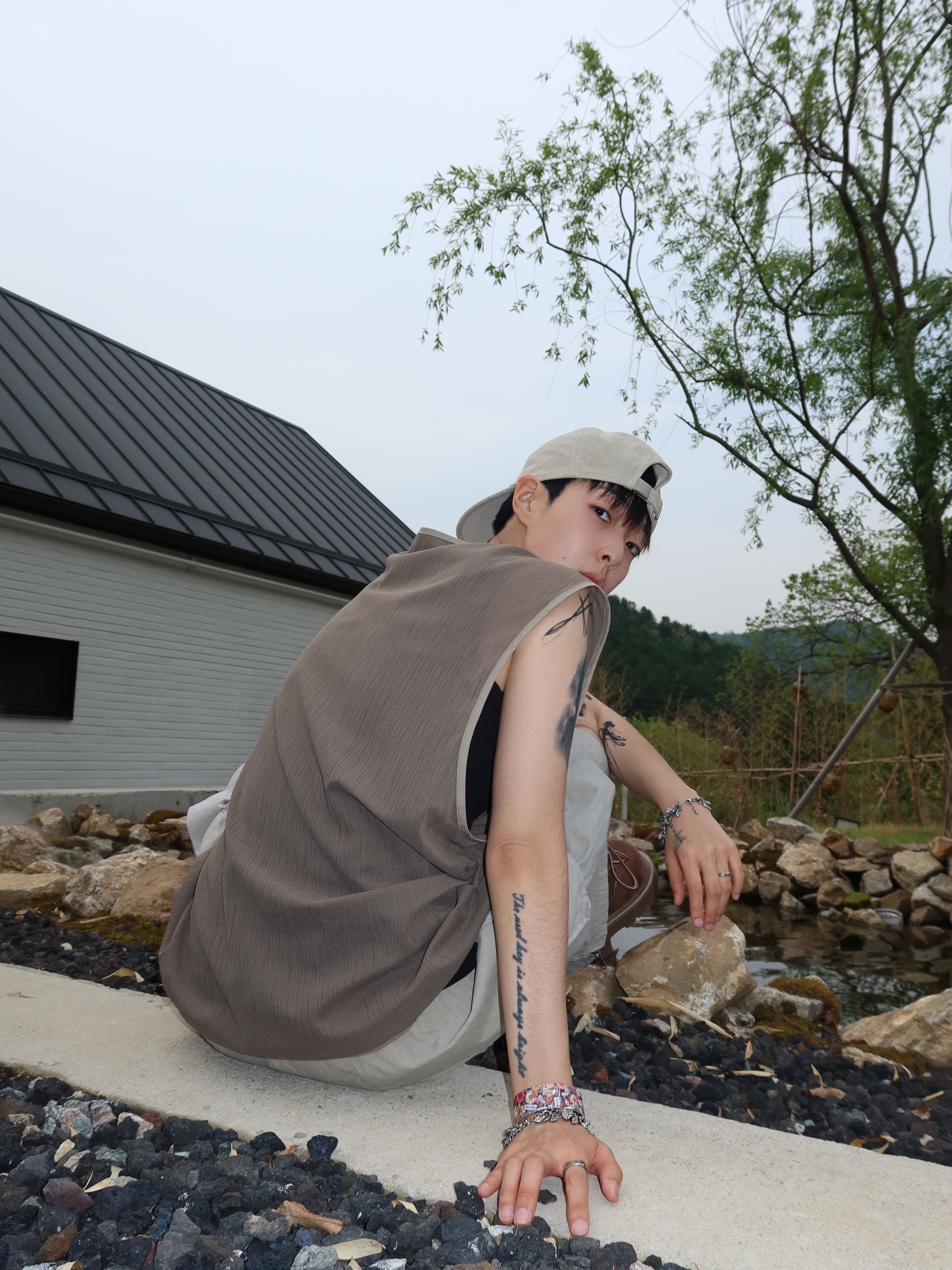 Hono Report Summer Breathable Vest Mocha, Hono Report Printed Faux Leather Bracelet Type 1 착용 스타일 - 1