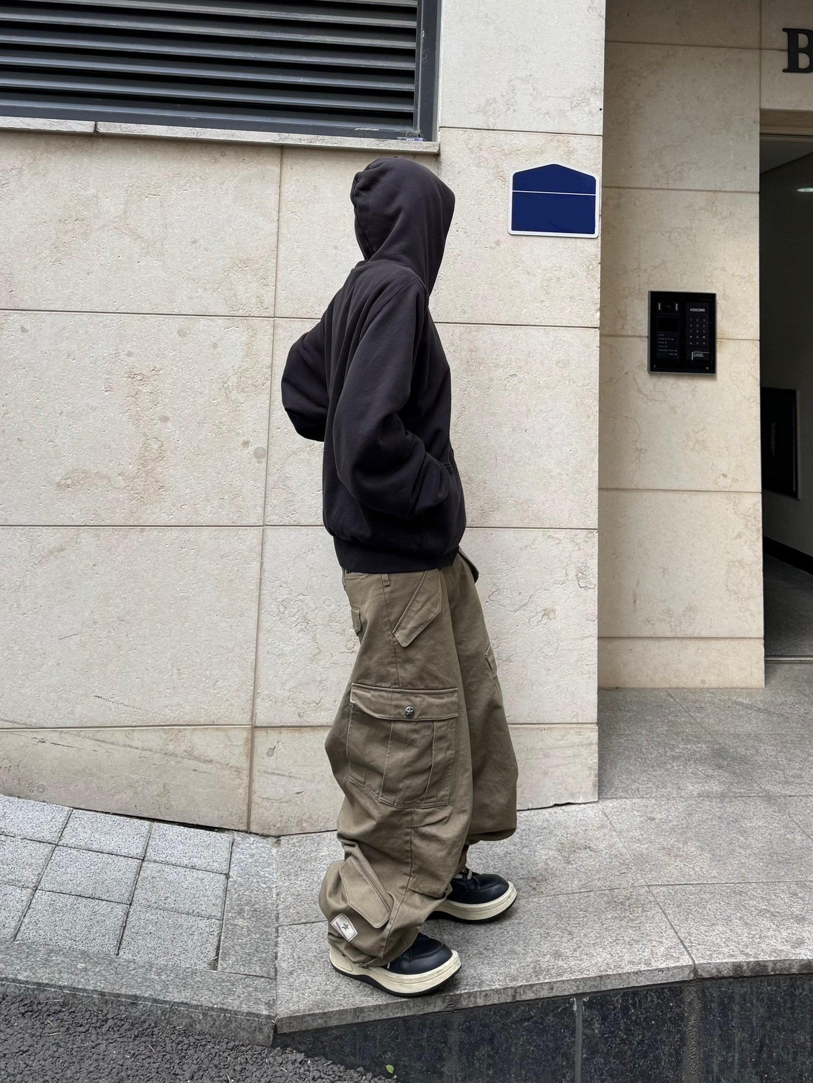 [KREAM 단독] Aoiro Cutted Double Knee Pants Light Sage, Balenciaga 3XL Sneakers Beige 착용 스타일 - 5