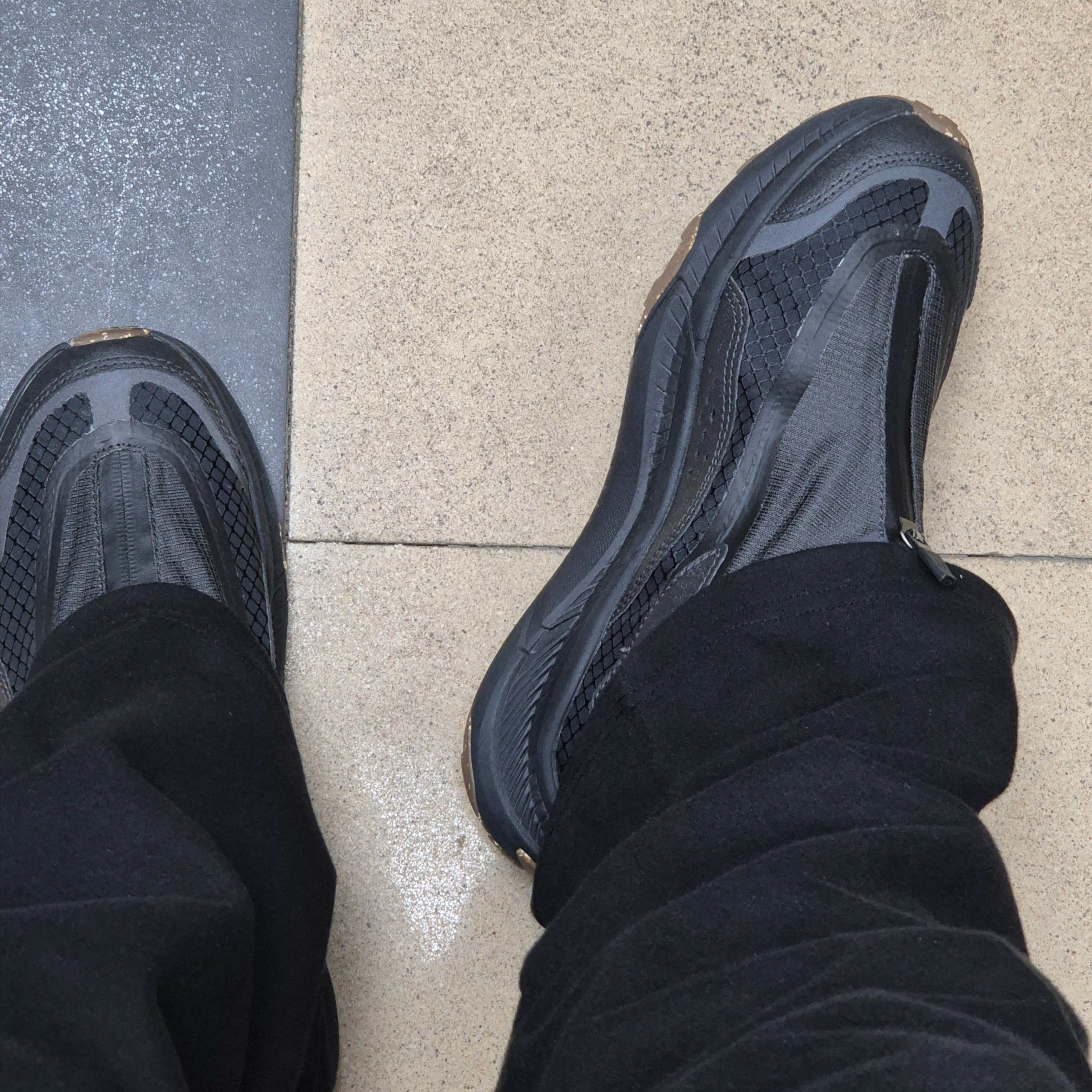 Hoka Project Transport Carbon Black 착용 스타일
