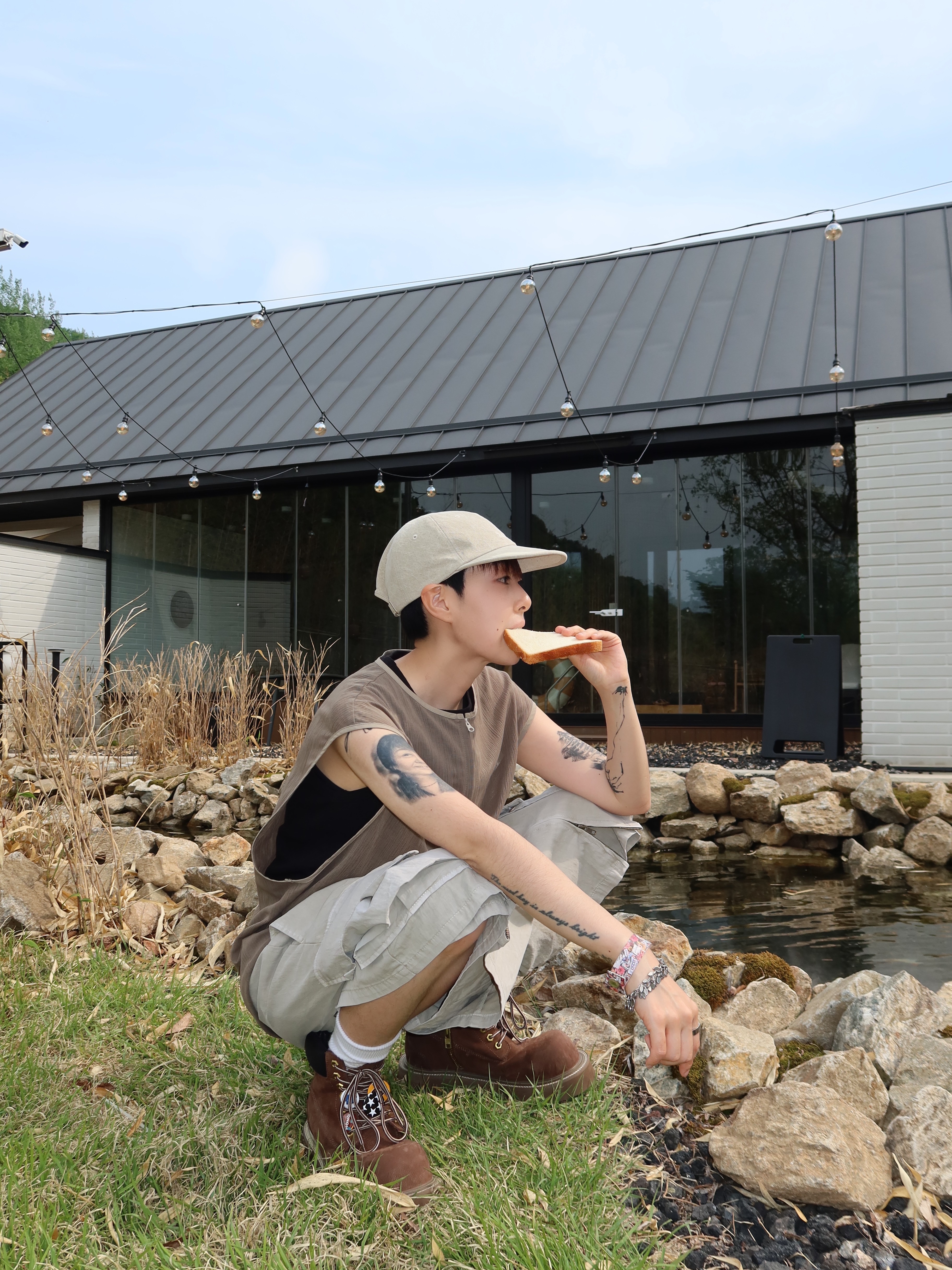 Hono Report Summer Breathable Vest Mocha, Hono Report Printed Faux Leather Bracelet Type 1 착용 스타일 - 2