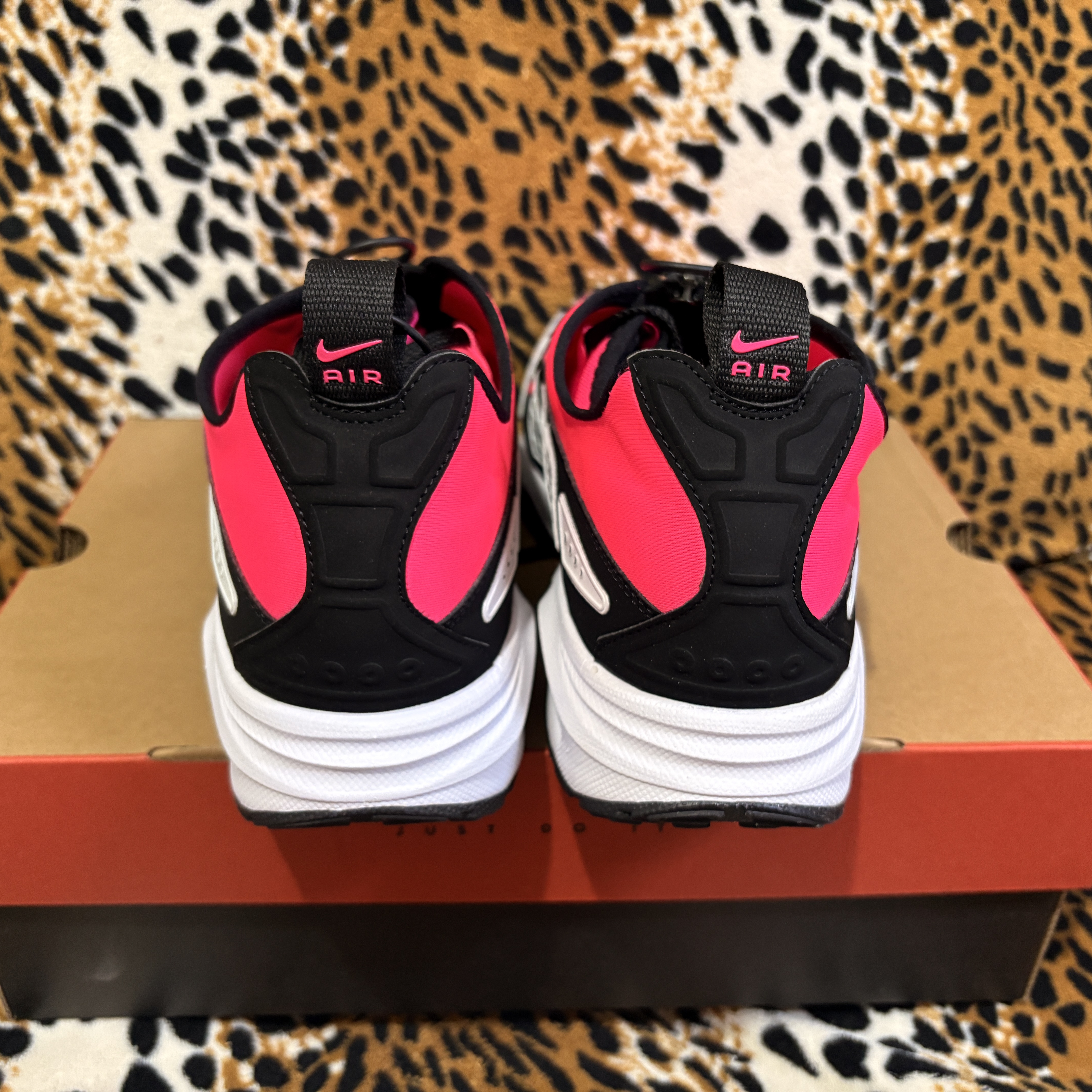 (W) Nike Air Max SNDR Hyper Pink and Black 착용 스타일 - 5