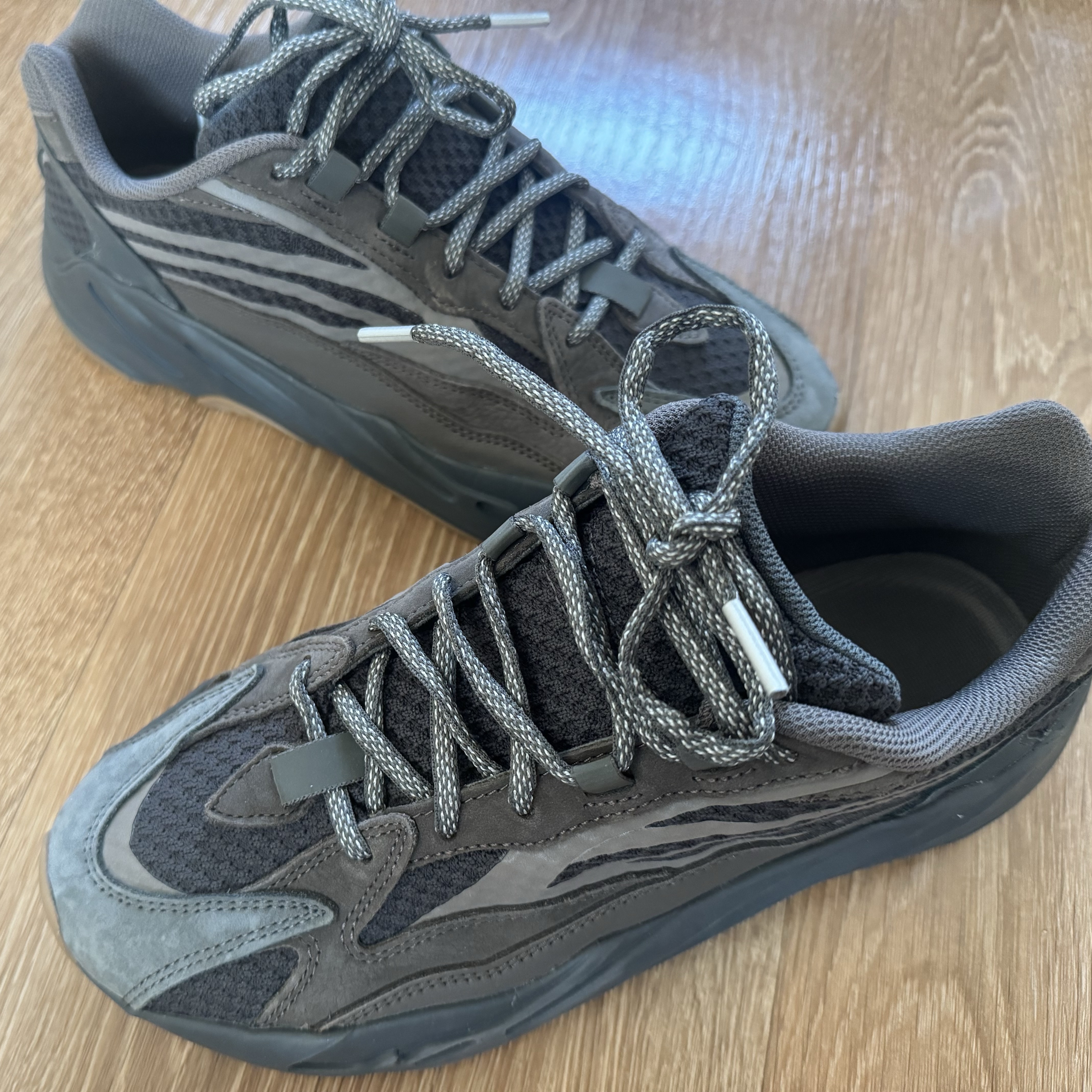 Adidas Yeezy Boost 700 V2 Geode 착용 스타일 - 2