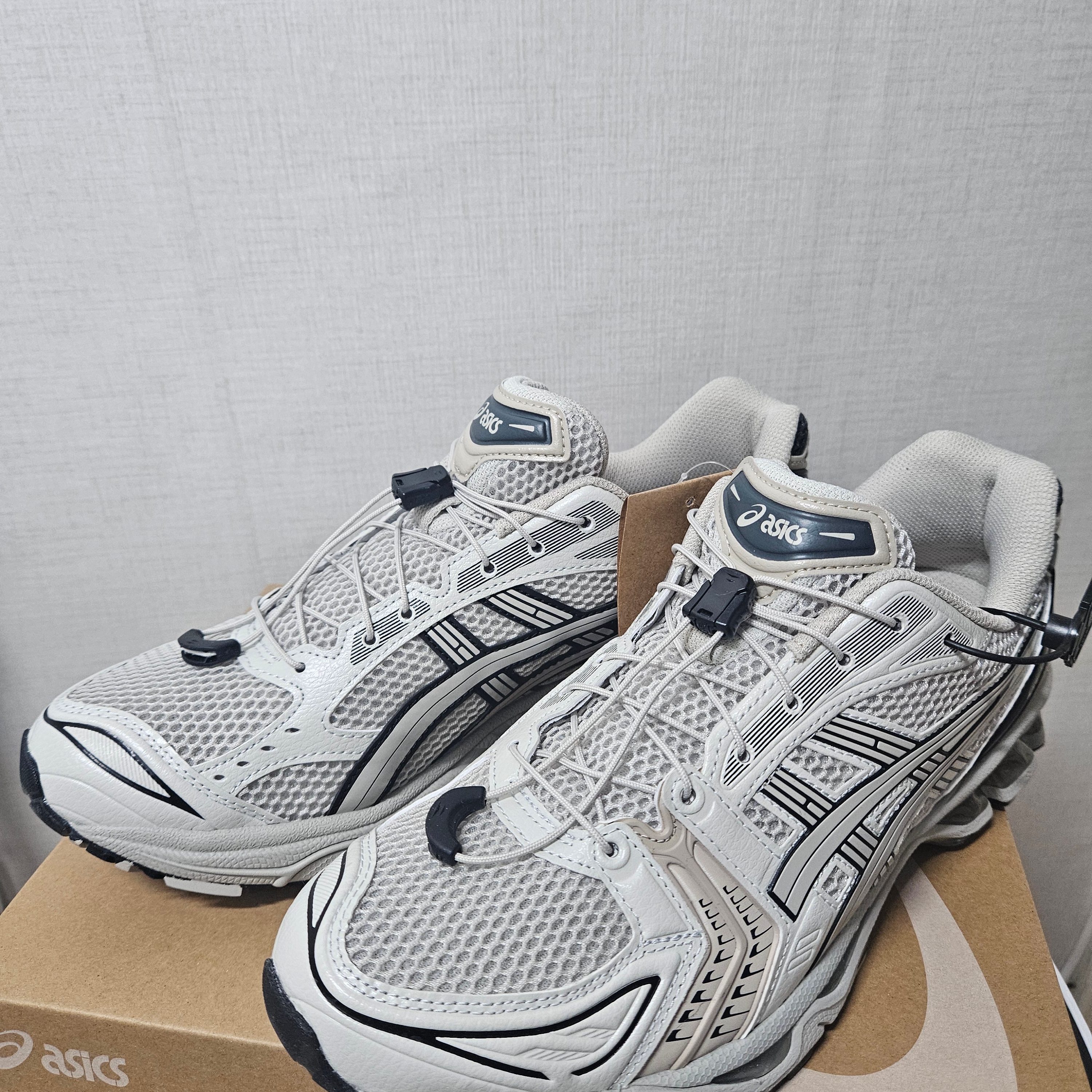 Asics Unlimited Gel-Kayano 14 Smoke Grey 착용 스타일 - 1