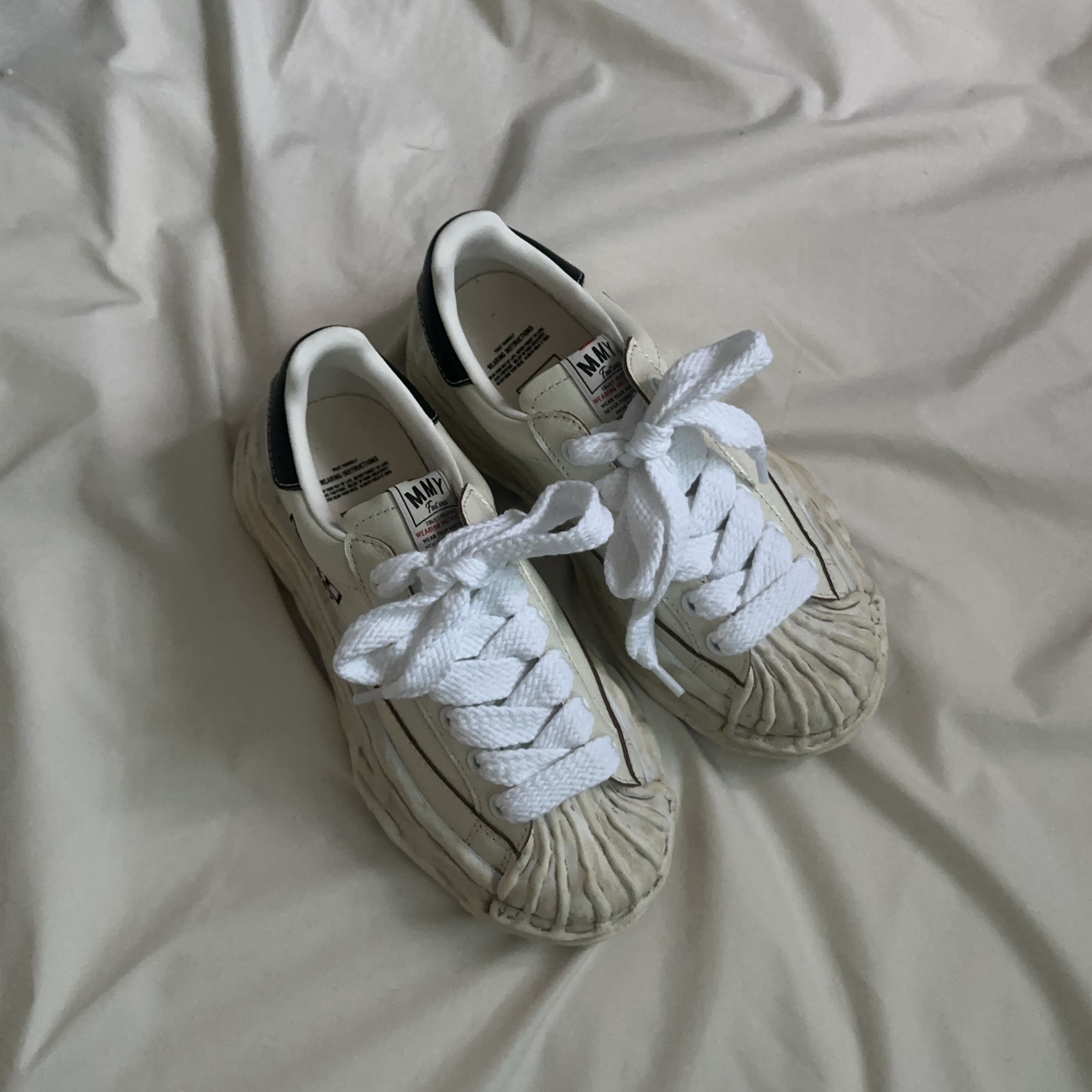 Maison Mihara Yasuhiro Blakey OG Sole Wrinkled Leather Low-top Sneakers White 착용 스타일
