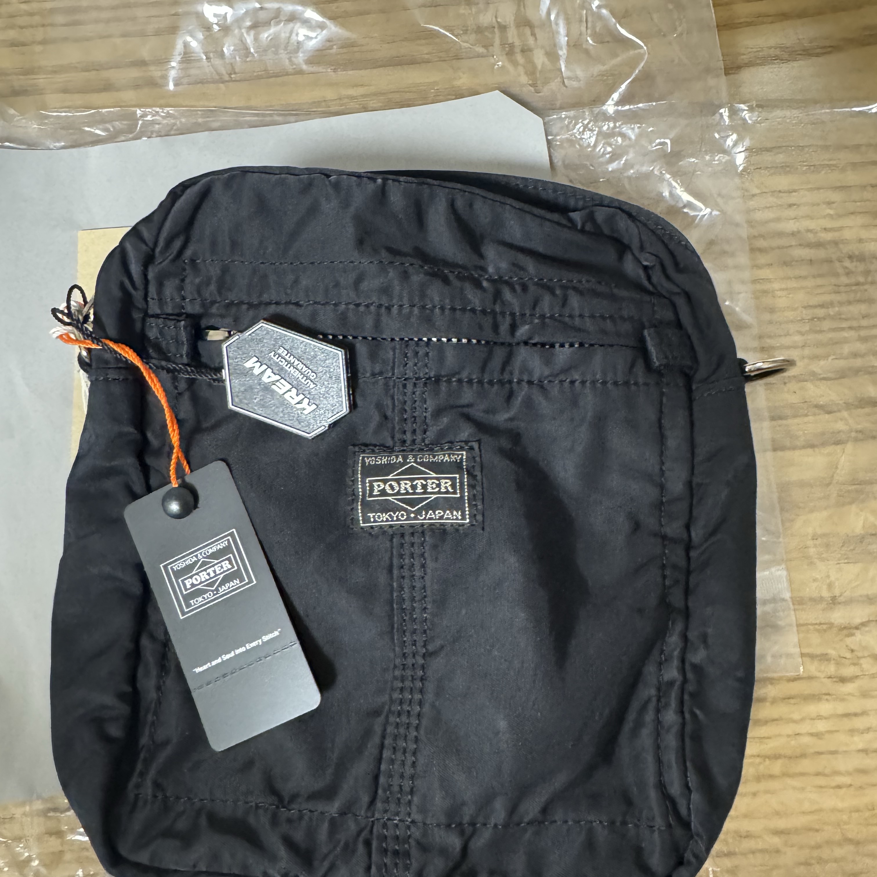 Porter Mile Shoulder Bag Black 착용 스타일