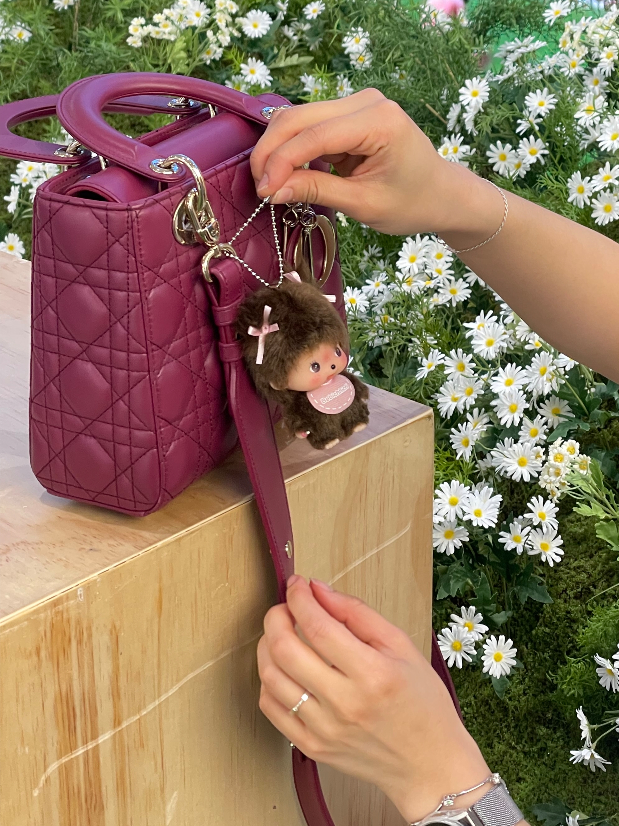 Dior Small Lady Bag My ABCDior Cannage Lambskin Black, Gentle Monster x Jennie Jentle Salon Hush 01 Black Gray 착용 스타일 - 2
