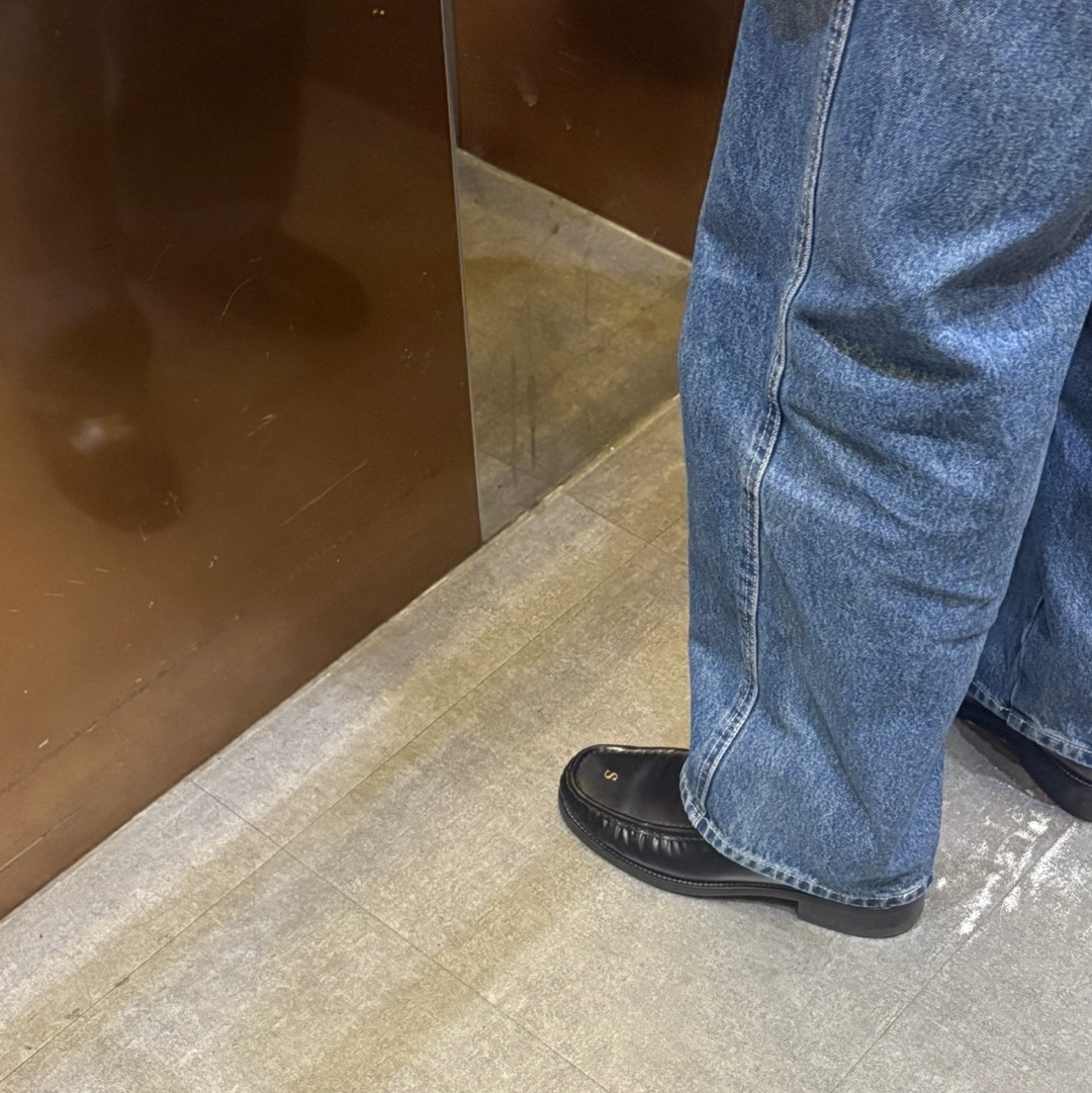 Acne Studios Leather Loafers Black, Suade Baggy Denim Blue 착용 스타일 - 2