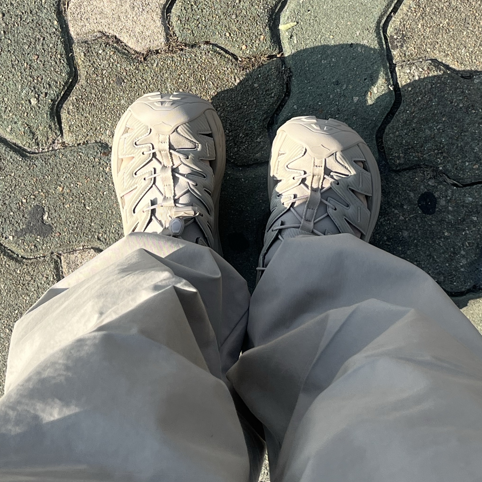 Hoka Hopara Oxford Tan, Uniqlo C Wide Parachute Pants Beige - KR 착용 스타일