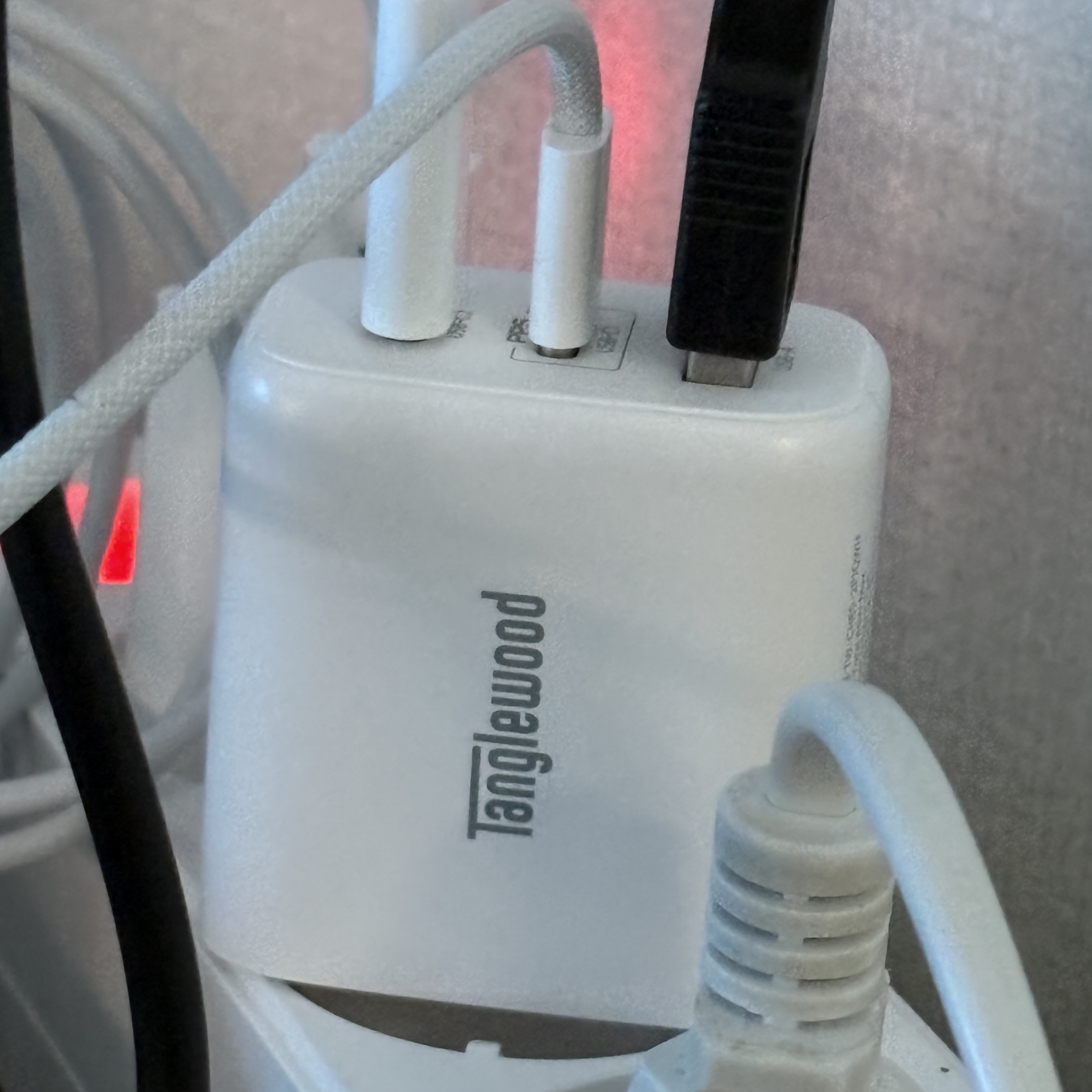 TANGLEWOOD 65W GaN Multi Quick Charger White 착용 스타일