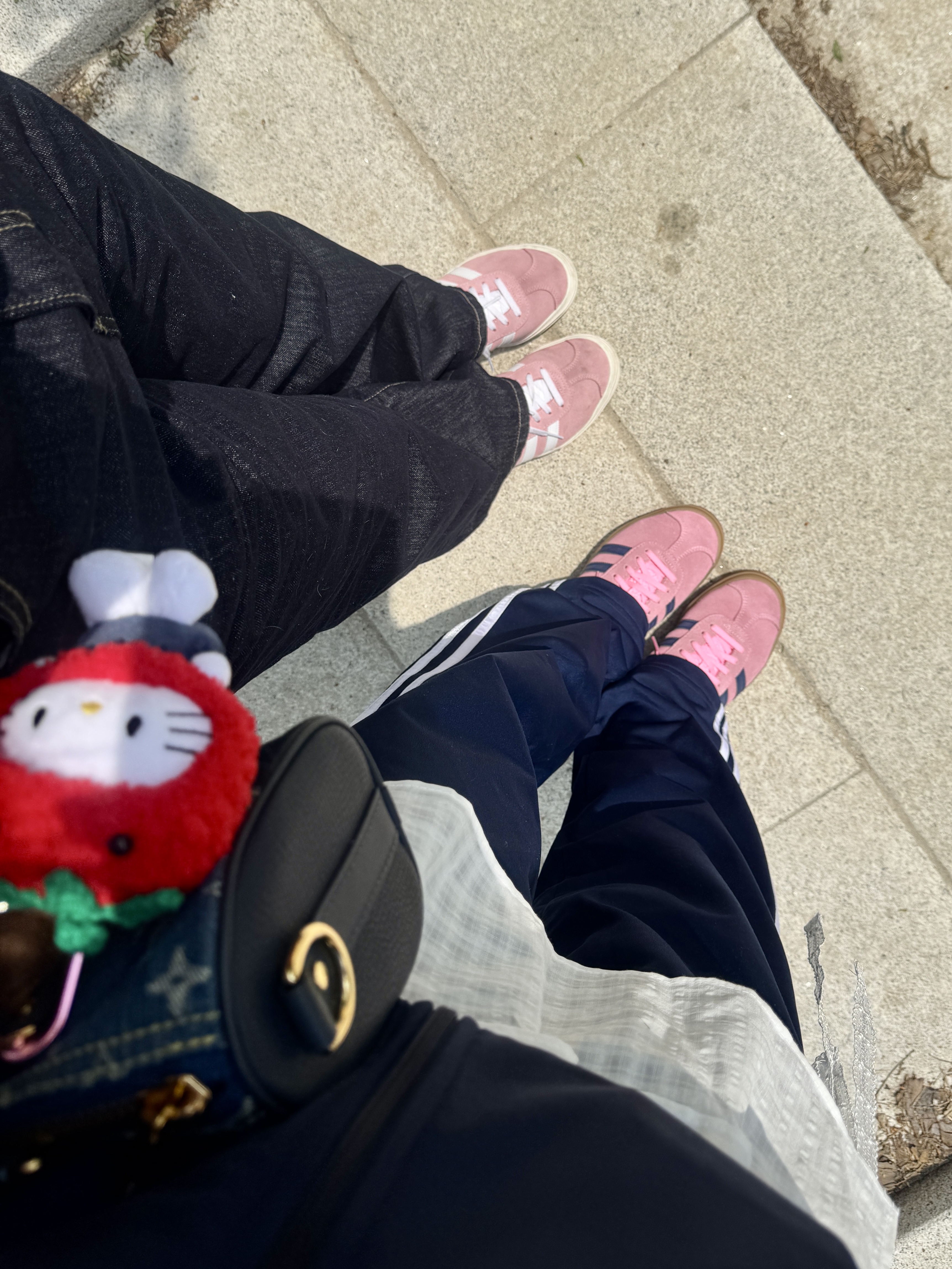 Sanrio Hello Kitty x Monchhichi 50th Anniversary Hello Kitty Holder, Sanrio Hello Kitty Mini Mascot Holder 착용 스타일 - 2