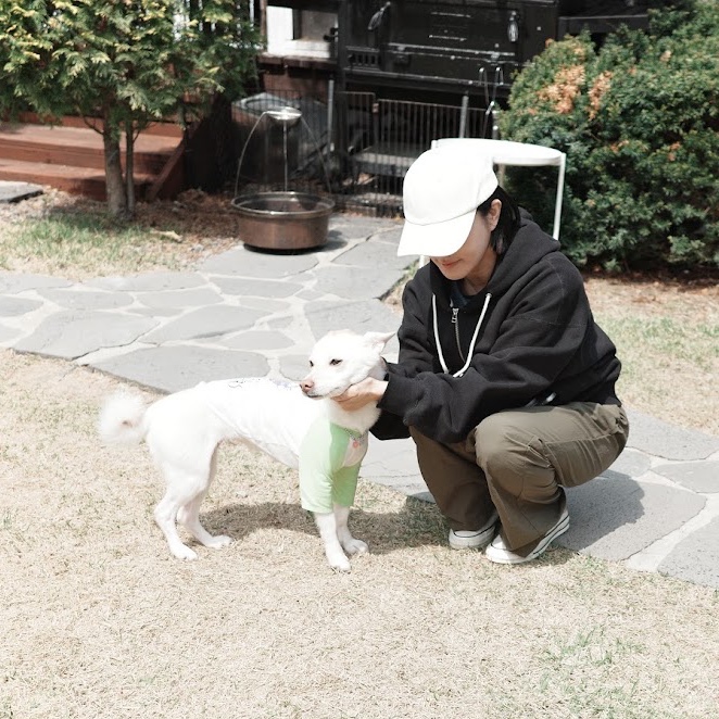 Jacquemus La Casquette Jacquemus Signature Baseball Cap Off White, Converse Chuck 70 Mule Foundation Egret 착용 스타일