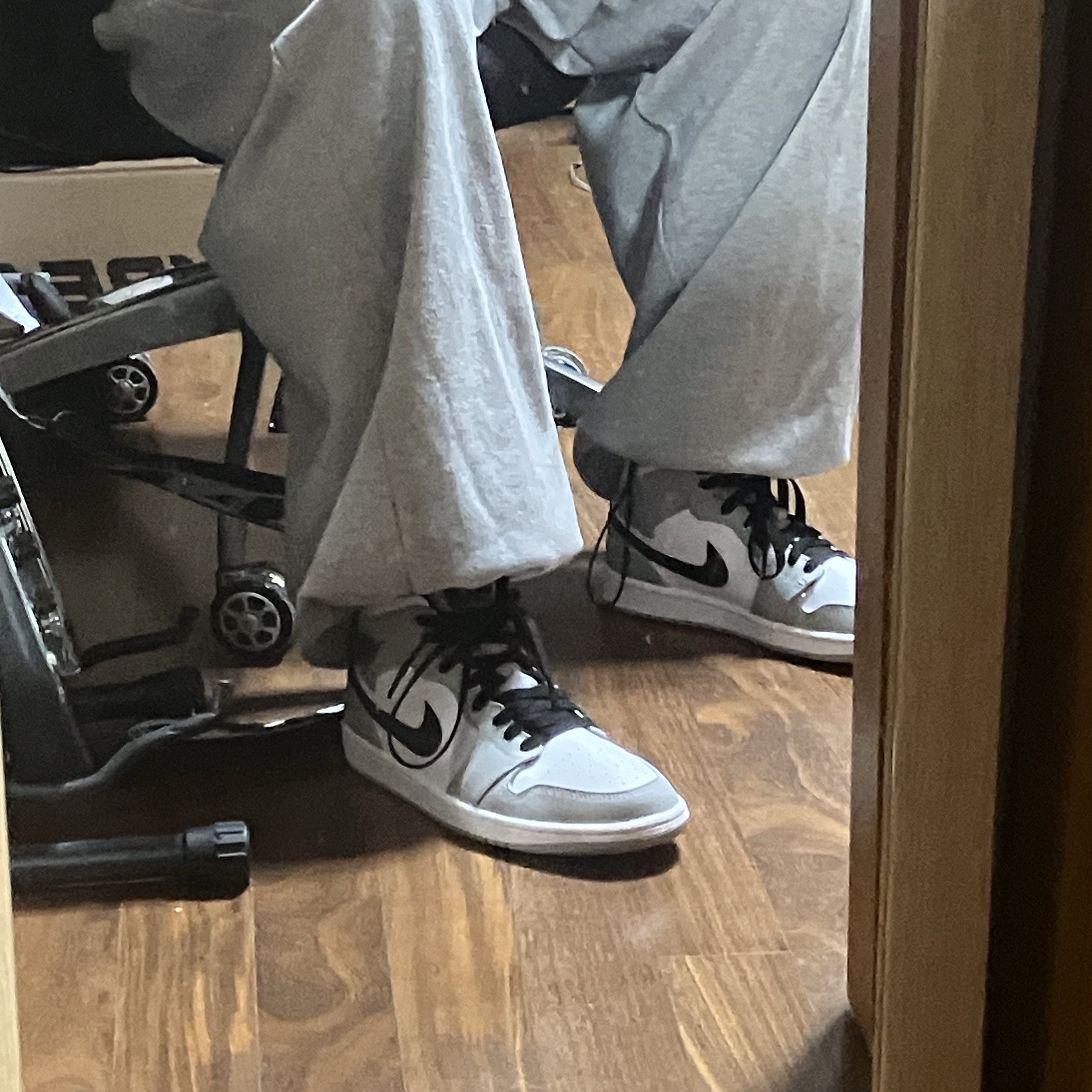 Jordan 1 Mid Light Smoke Grey 착용 스타일