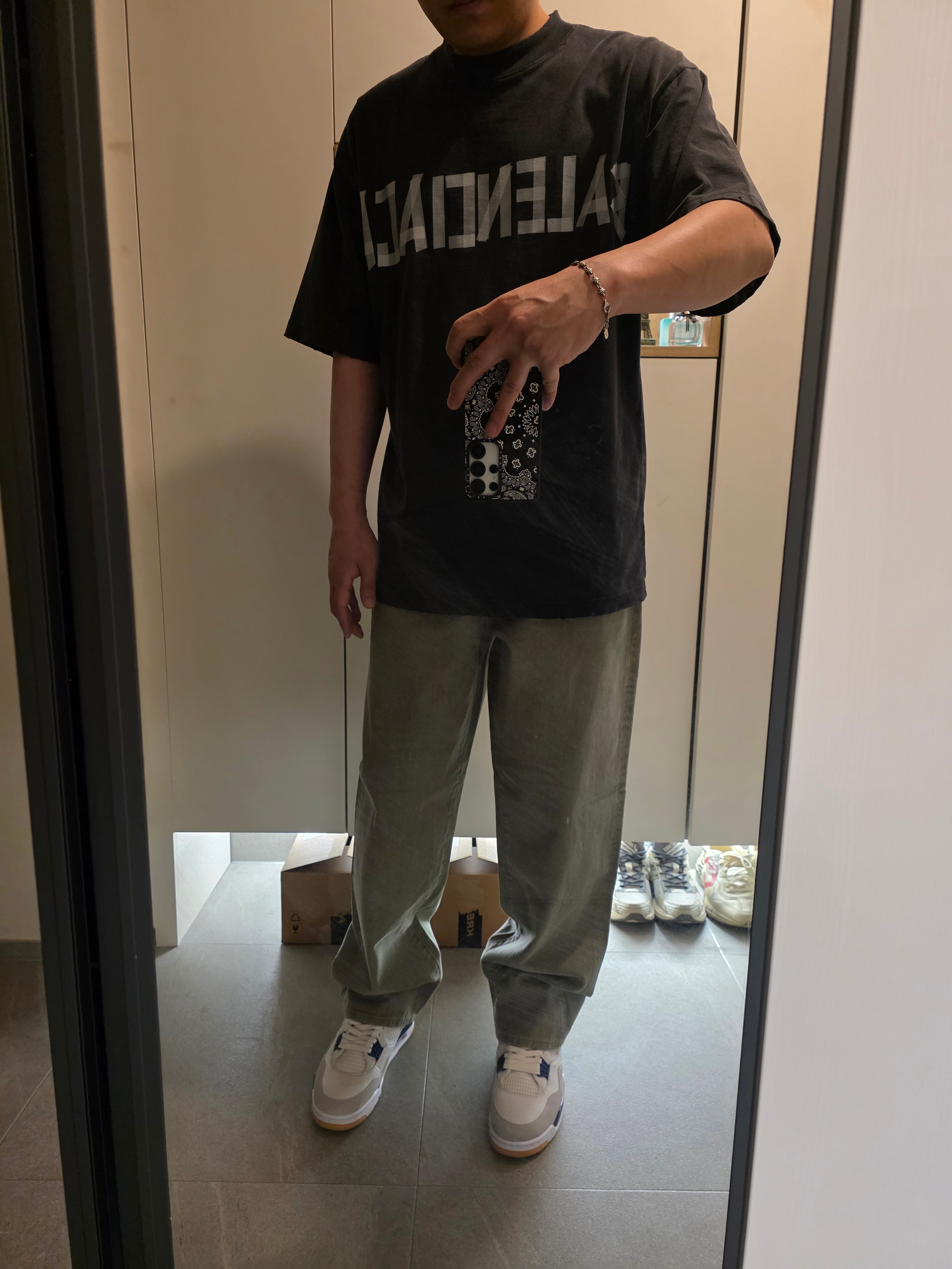 Balenciaga New Tape Type T-Shirt Medium Fit Black Faded, Supreme Baggy Jean Olive - 25SS 착용 스타일 - 2