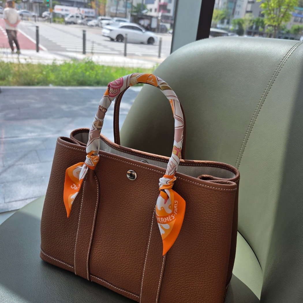(W) Hermes Funny Ice Cream Twilly Orange Creme Beige 착용 스타일