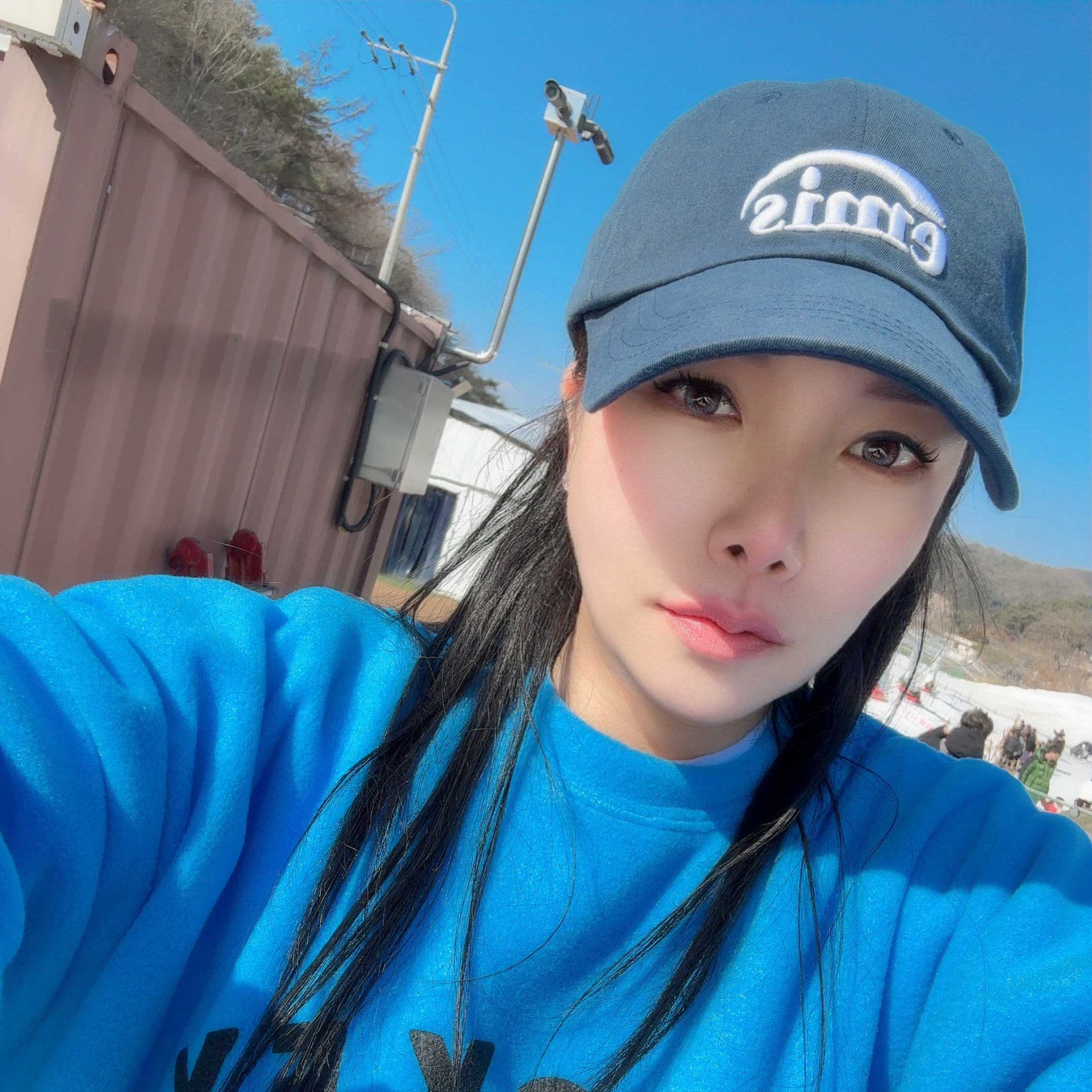 Emis New Logo Emis Cap Navy 착용 스타일
