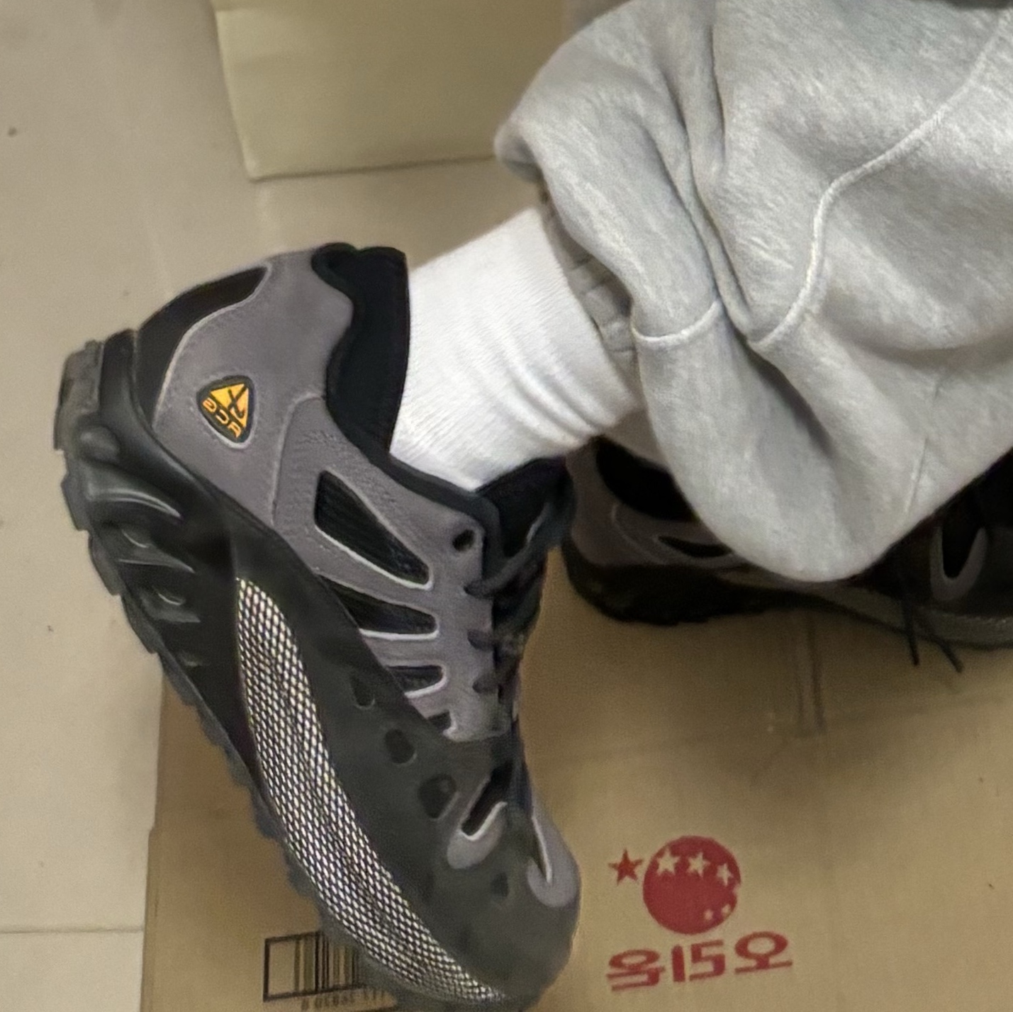 Nike ACG Air Exploraid Black and Light Graphite 착용 스타일