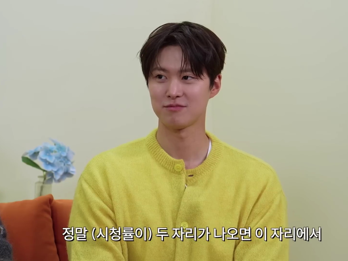 STU Round Neck Cardigan Yellow 착용 스타일 - 1