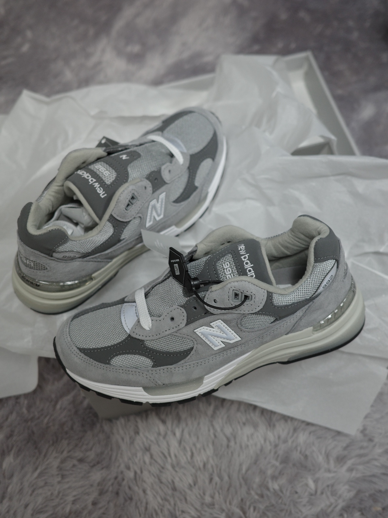 New Balance 992 Made in USA Core Grey Silver Metallic 착용 스타일 - 1