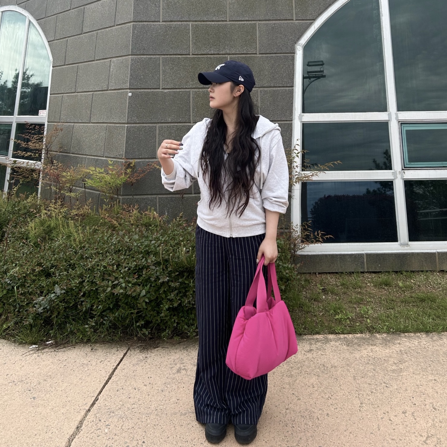 COS Padded Shopper Bag Pink 착용 스타일 - 3