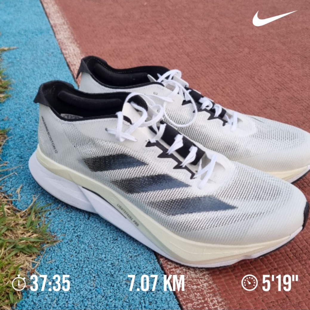 Adidas Adizero Boston 12 Cloud White Core Black Night Metallic 착용 스타일