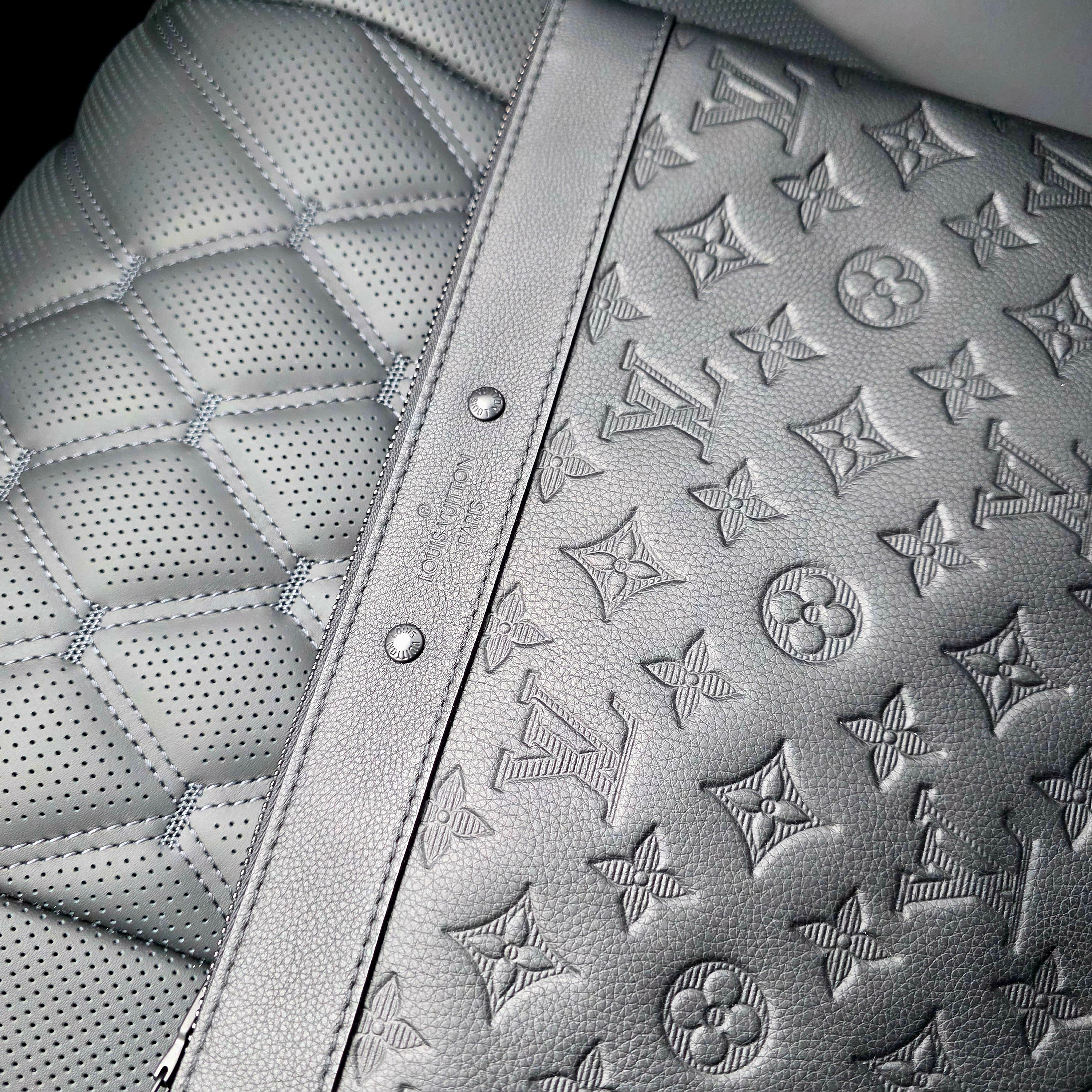 Louis Vuitton Pochette To Go Black 착용 스타일 - 2