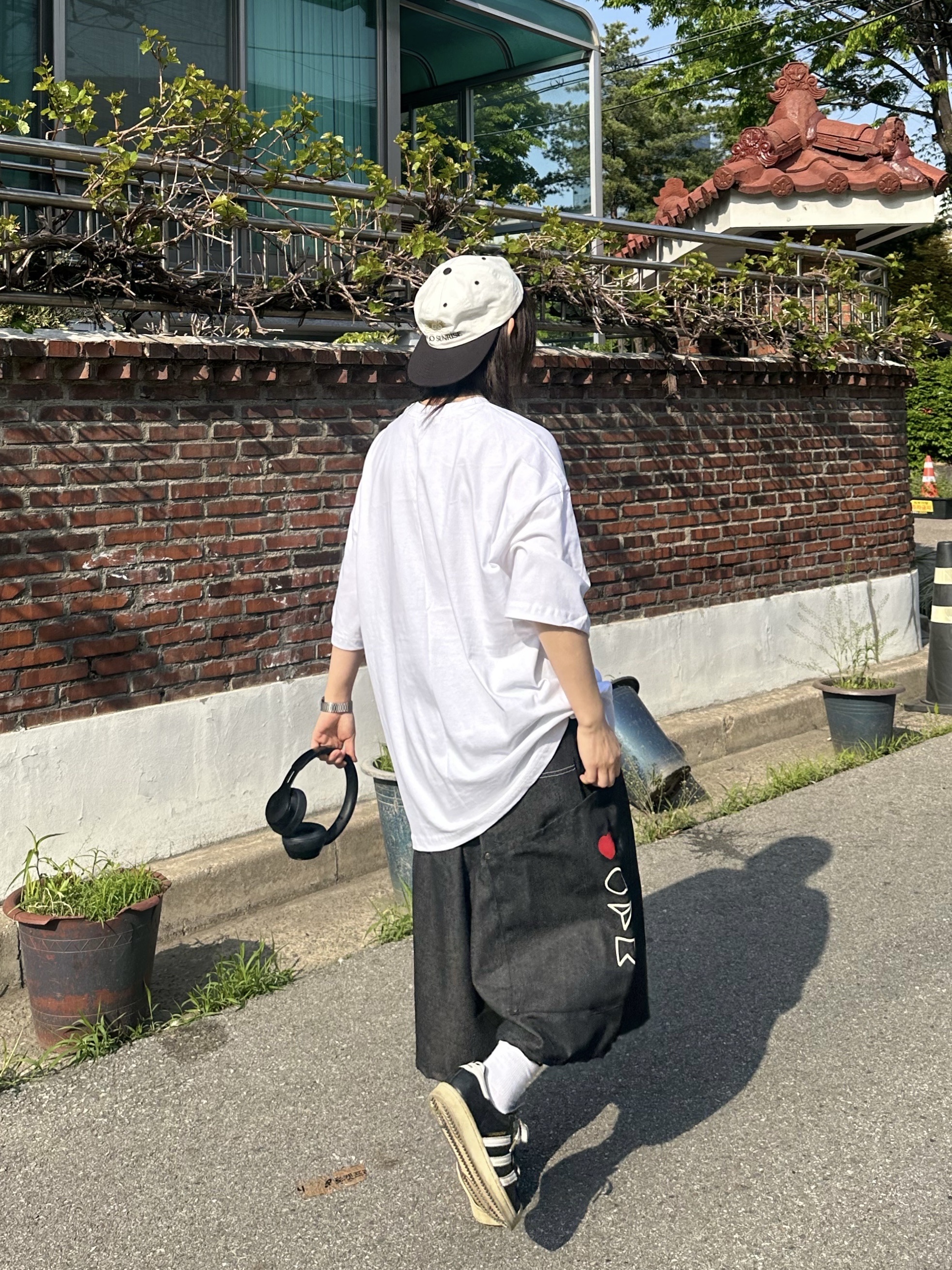 Hello Sunrise  Two Tone Washed OG Logo 6panel Cap Off White & Black, Adidas Superstar Premium Black White 착용 스타일 - 3