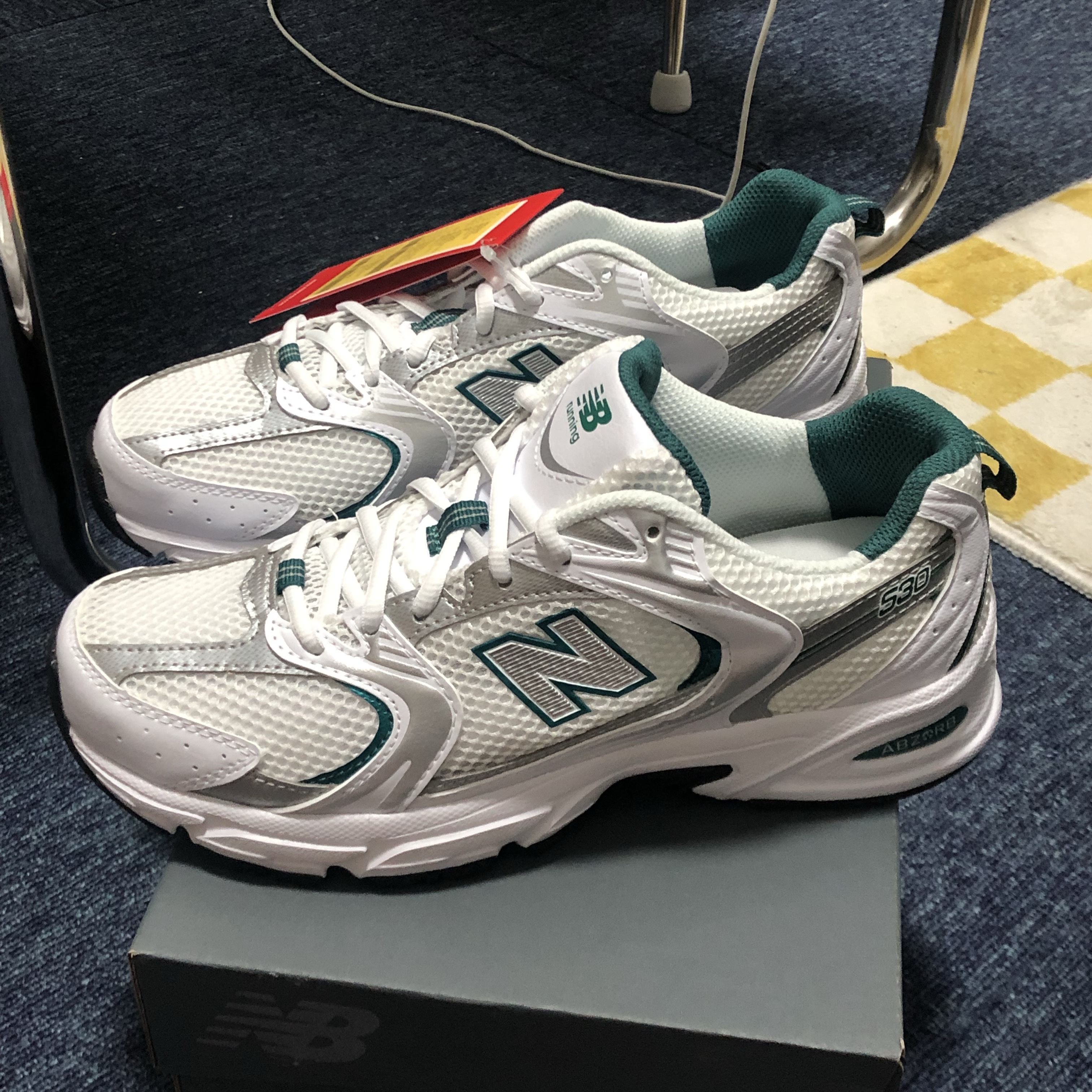 New Balance 530 White Mint 착용 스타일