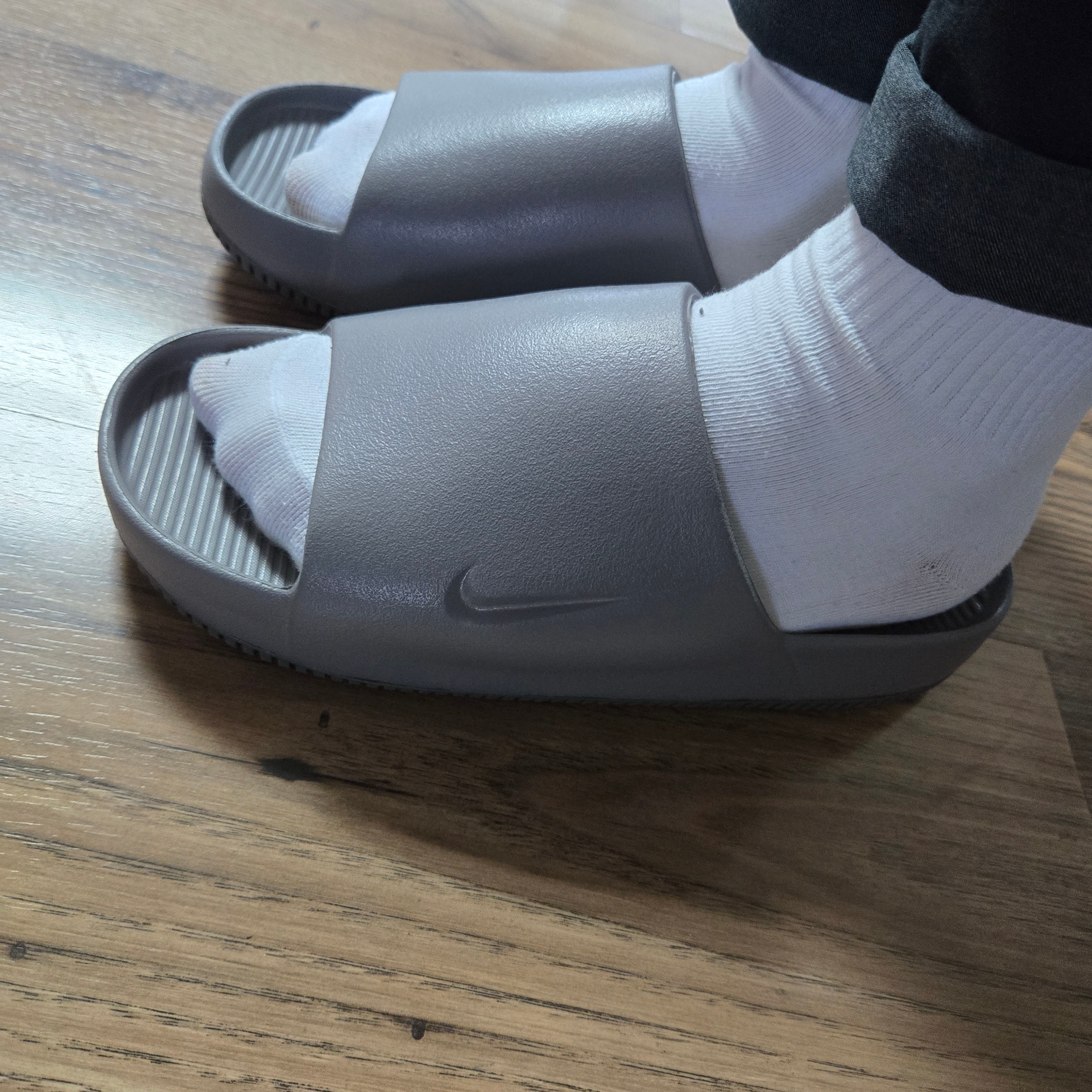 Nike Calm Slide Flat Pewter 착용 스타일 - 2