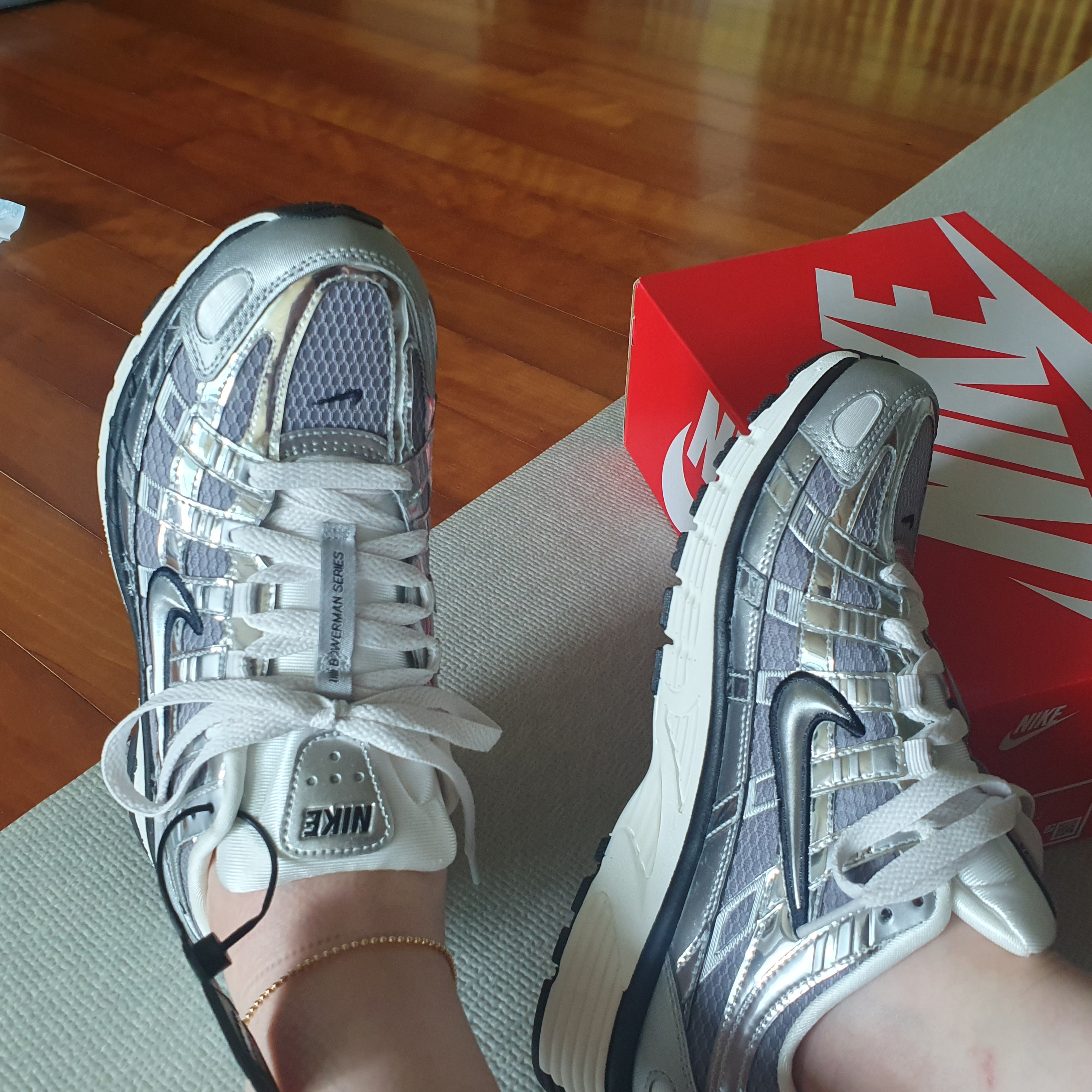Nike P-6000 Metallic Silver 착용 스타일