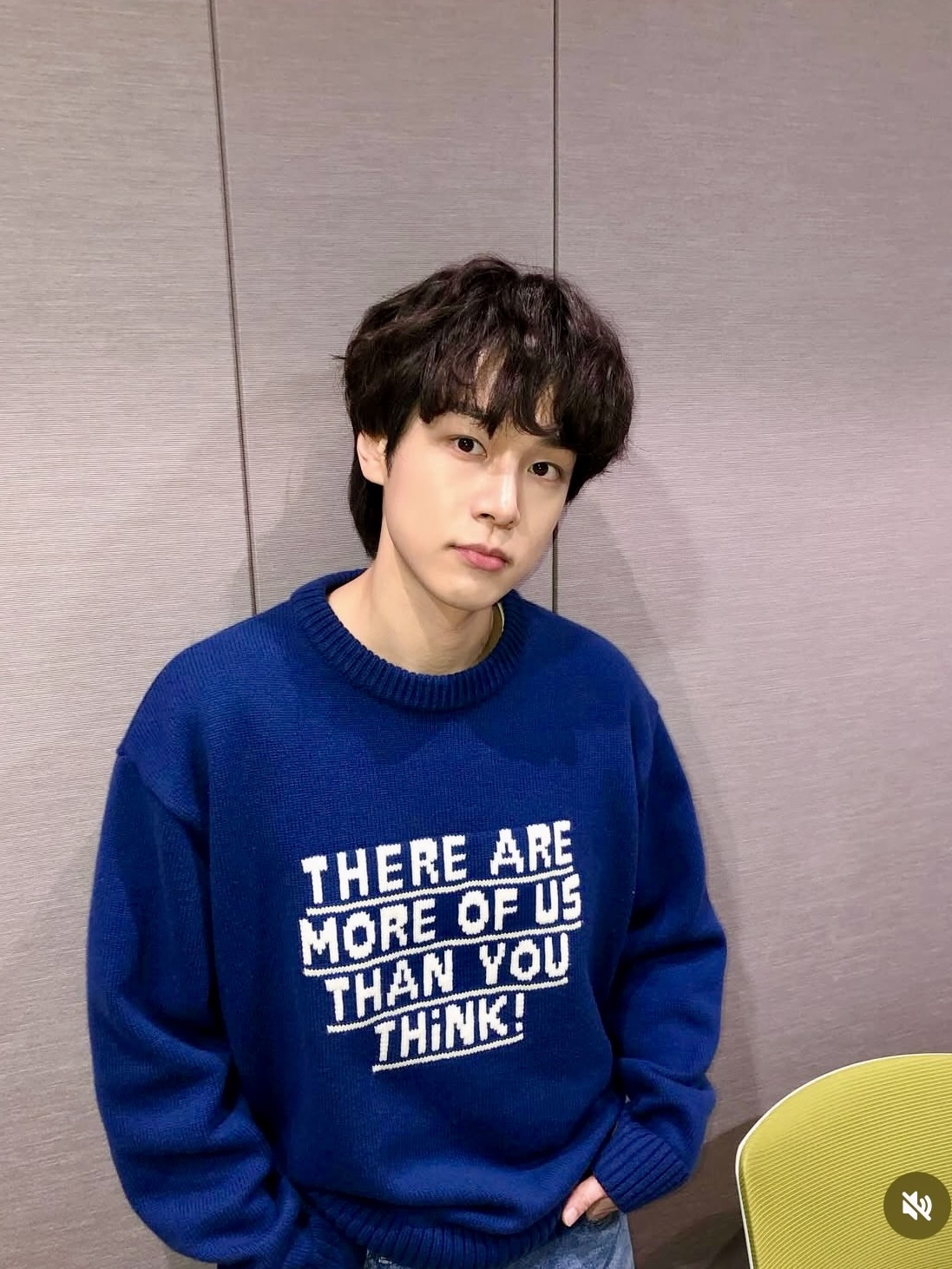 STU Lettering Printing Kint Blue 착용 스타일 - 1