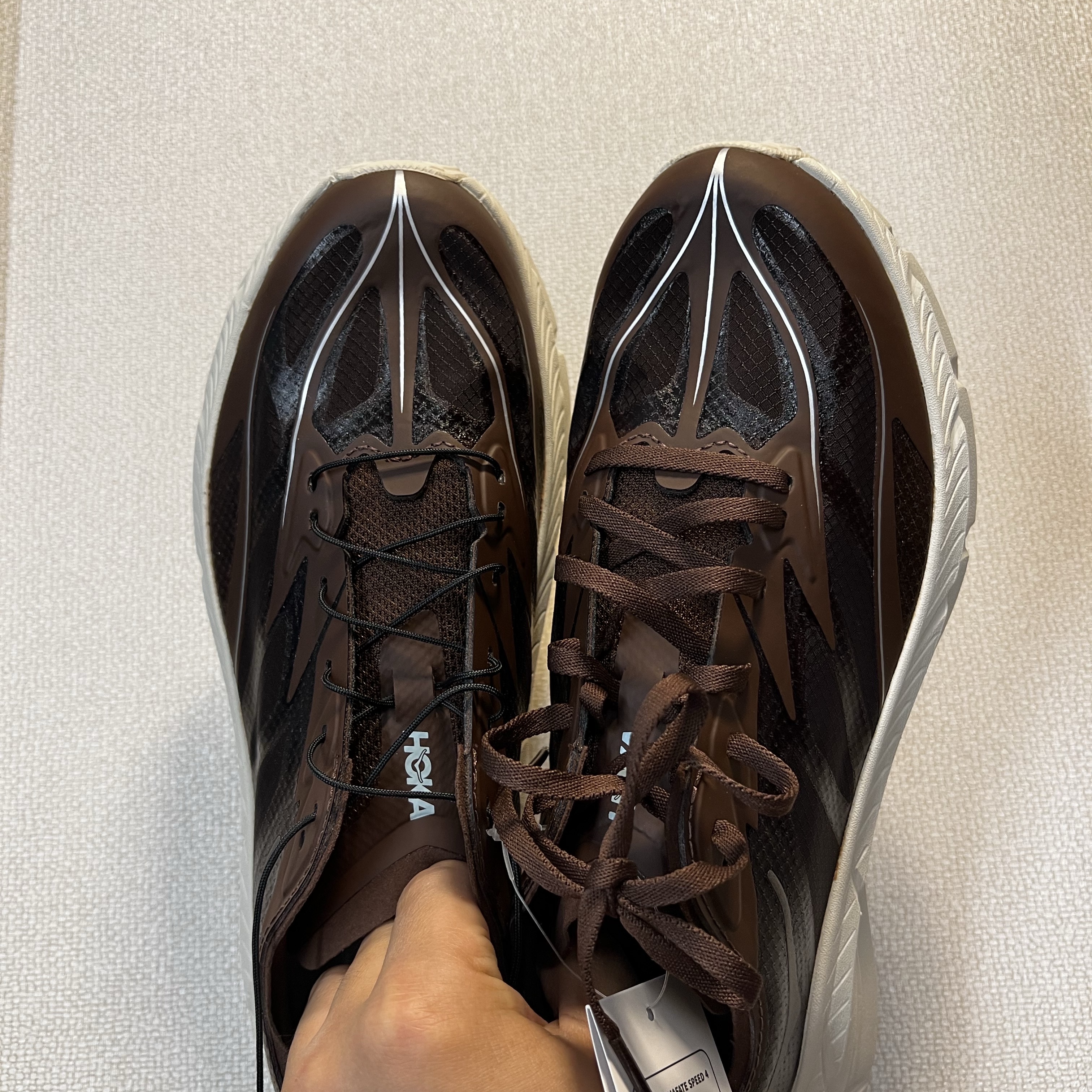 Hoka Mafate Speed 4 Lite Cold Brew Oat Milk 착용 스타일 - 3