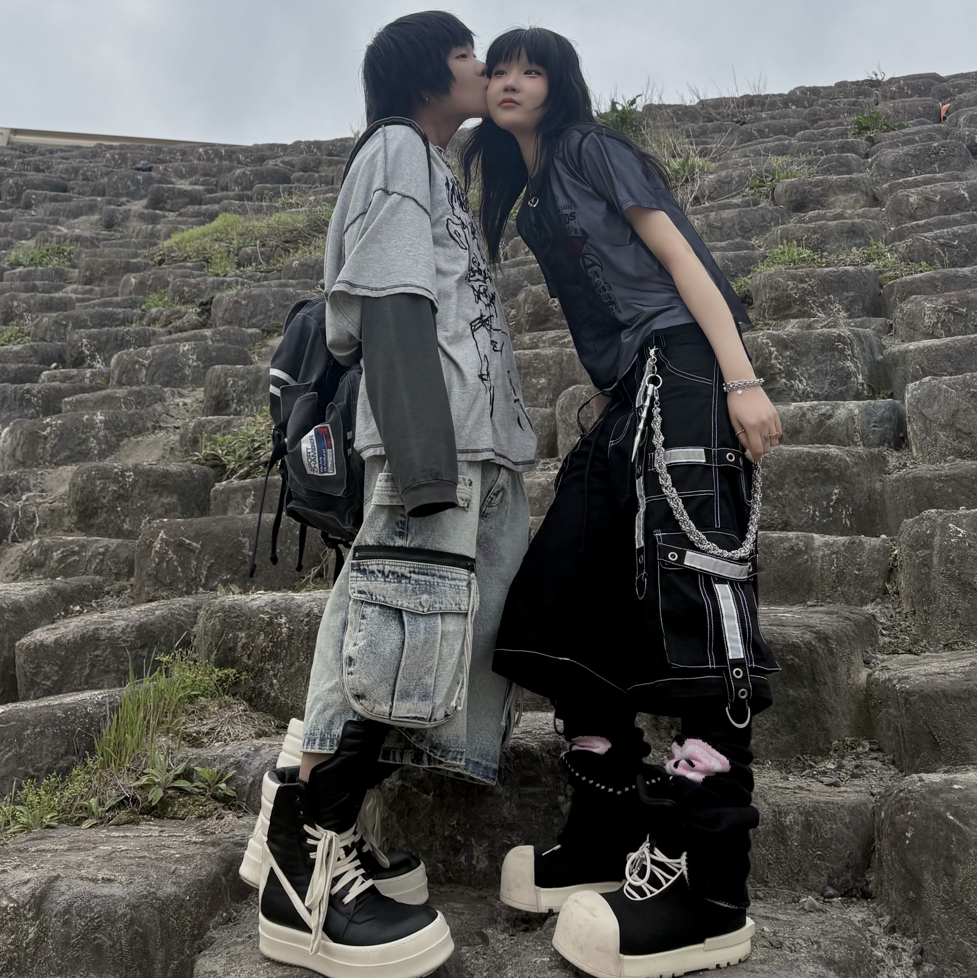 Rick Owens Hollywood Mega Bumper Geobasket in Full Grain Calf Leather Black Milk 착용 스타일 - 4