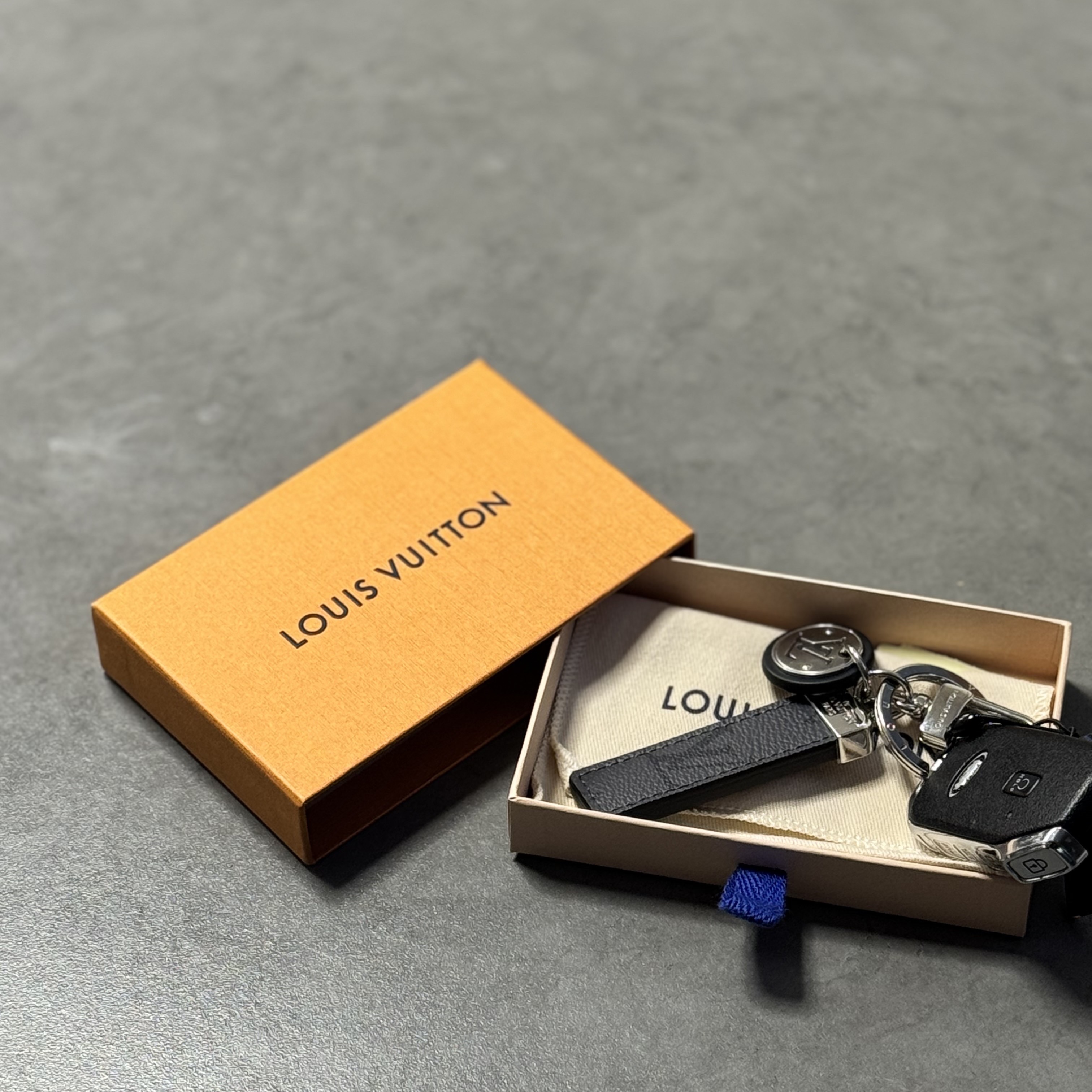 Louis Vuitton Neo LV Club Bag Charm and Key Holder Monogram Eclipse 착용 스타일 - 3