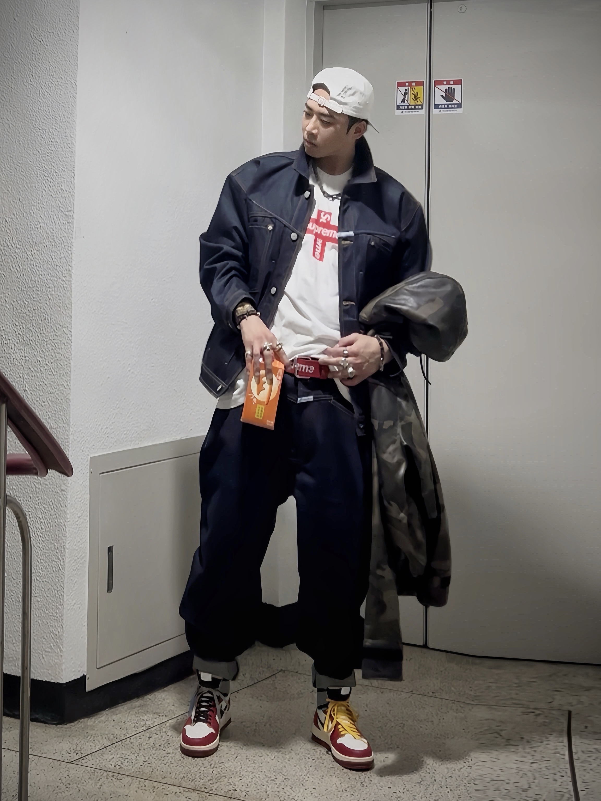 Supreme x MM6 Maison Margiela Painted Camp Cap White - 24SS, Supreme Cross Box Logo T-Shirt White - 20FW 착용 스타일 - 1