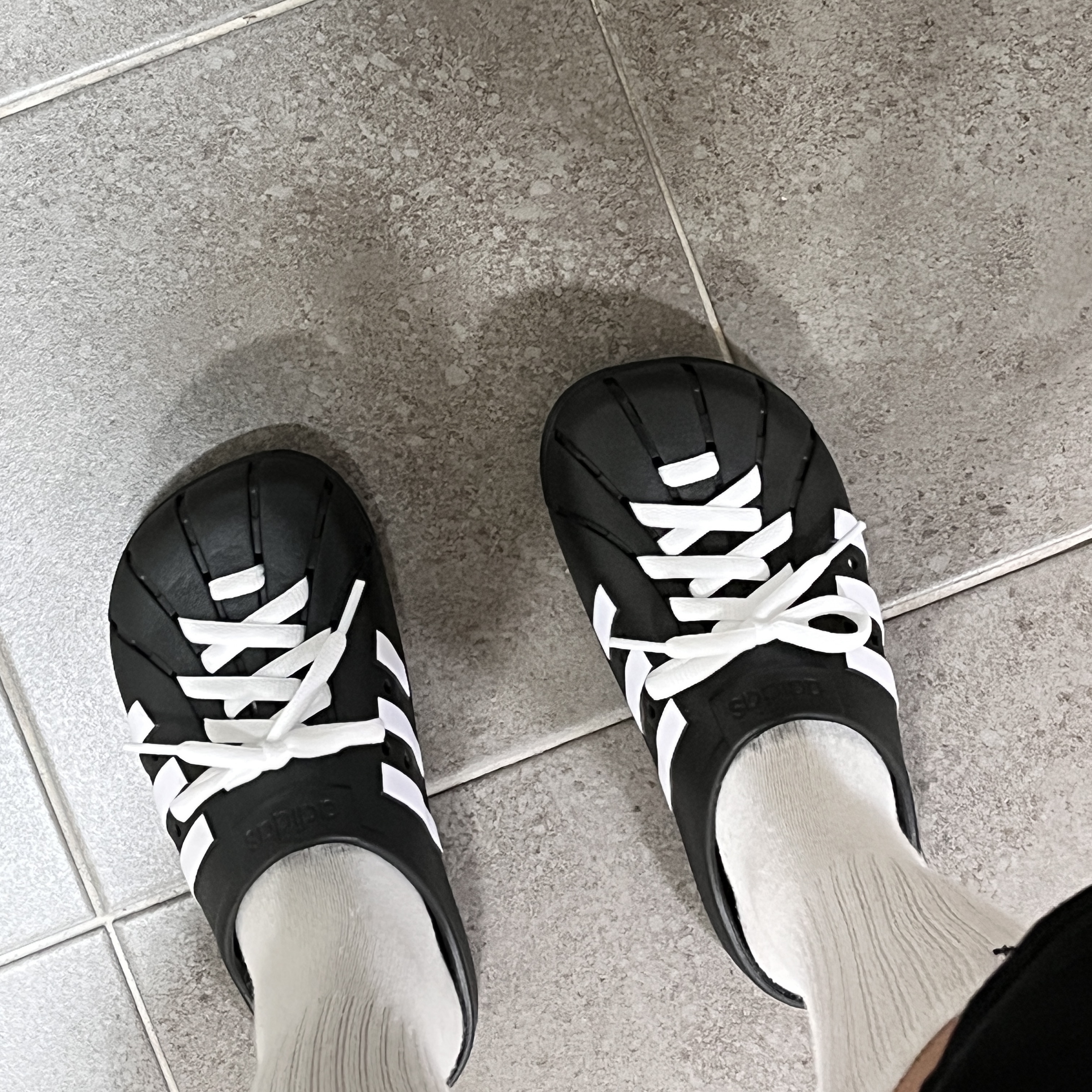 Adidas Adilette Clog Black White 착용 스타일