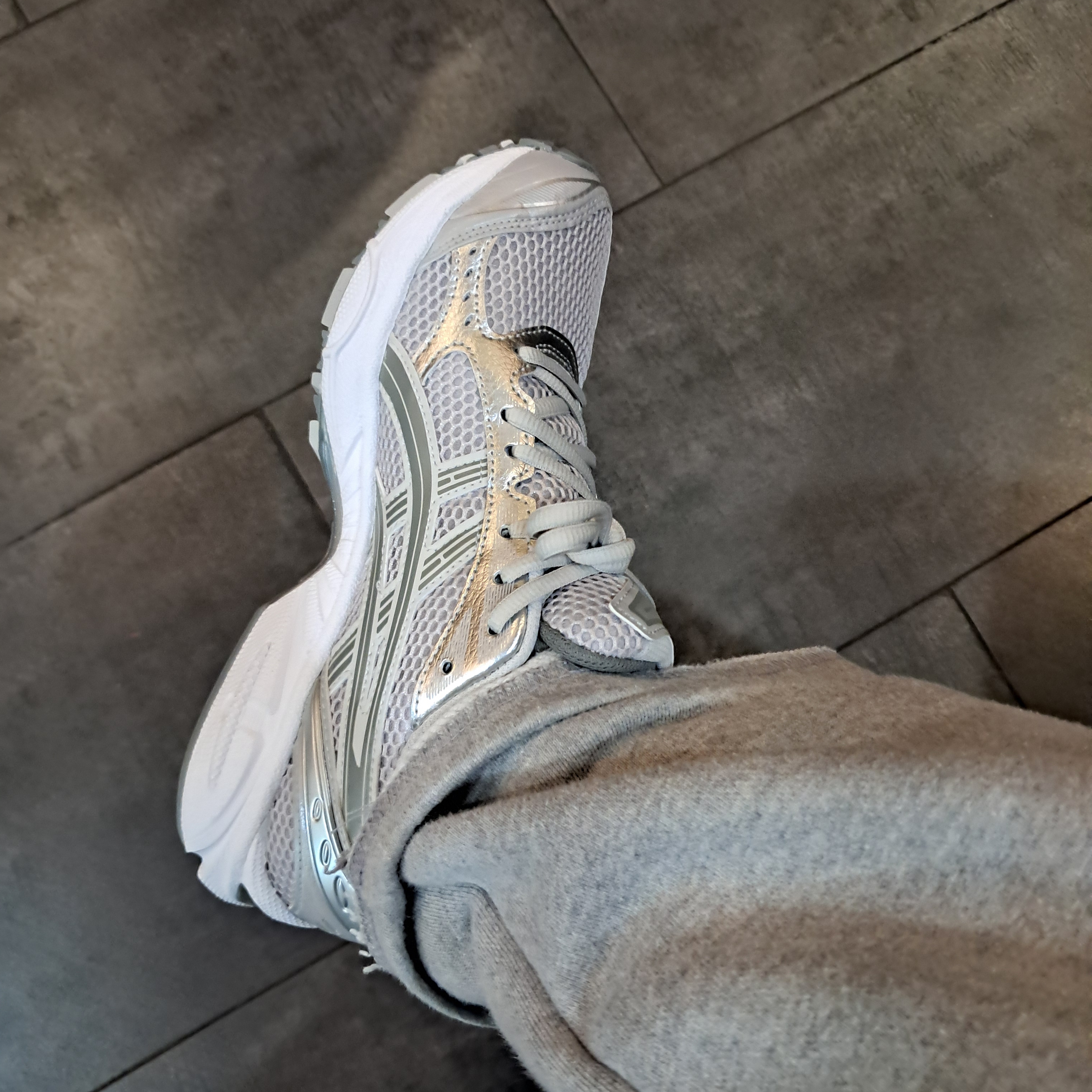 (W) Asics Gel-Kayano 14 Cloud Grey Clay Grey 착용 스타일
