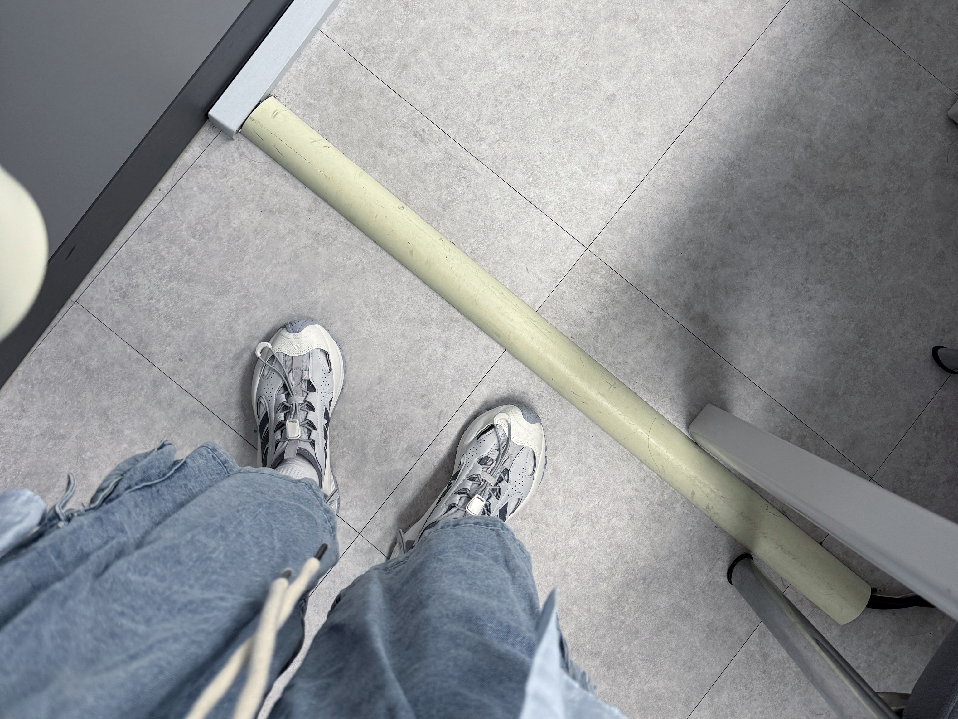 General Idea Woman Slim V-Neck Half T-Shirts White, Adidas Sneaker Sandal Core White Grey One 착용 스타일 - 2