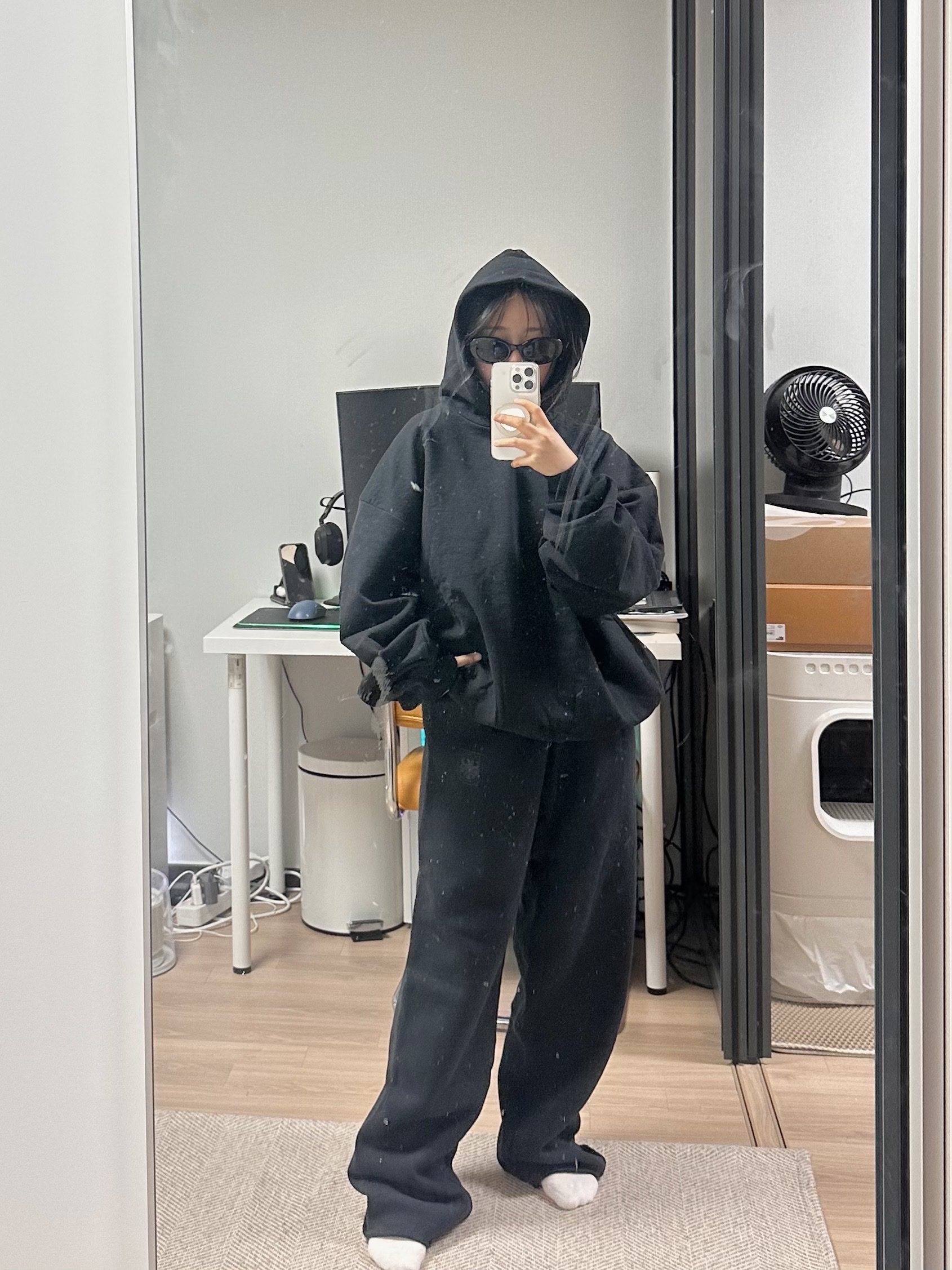 Yeezy x Gosha Rubchinskiy YZY Black Dogs Hoodie Black, Yeezy Vultures Pants Black 착용 스타일 - 2
