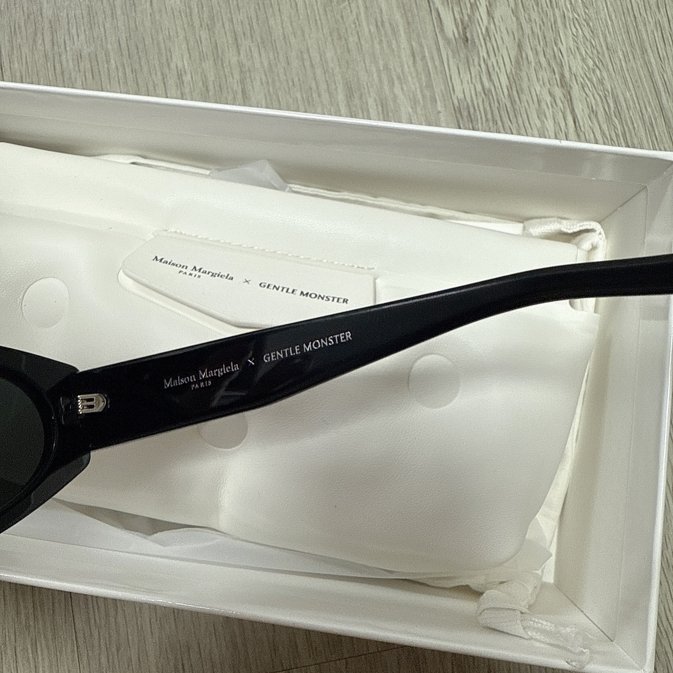 Gentle Monster x Maison Margiela MM205 Black Gray 착용 스타일 - 1