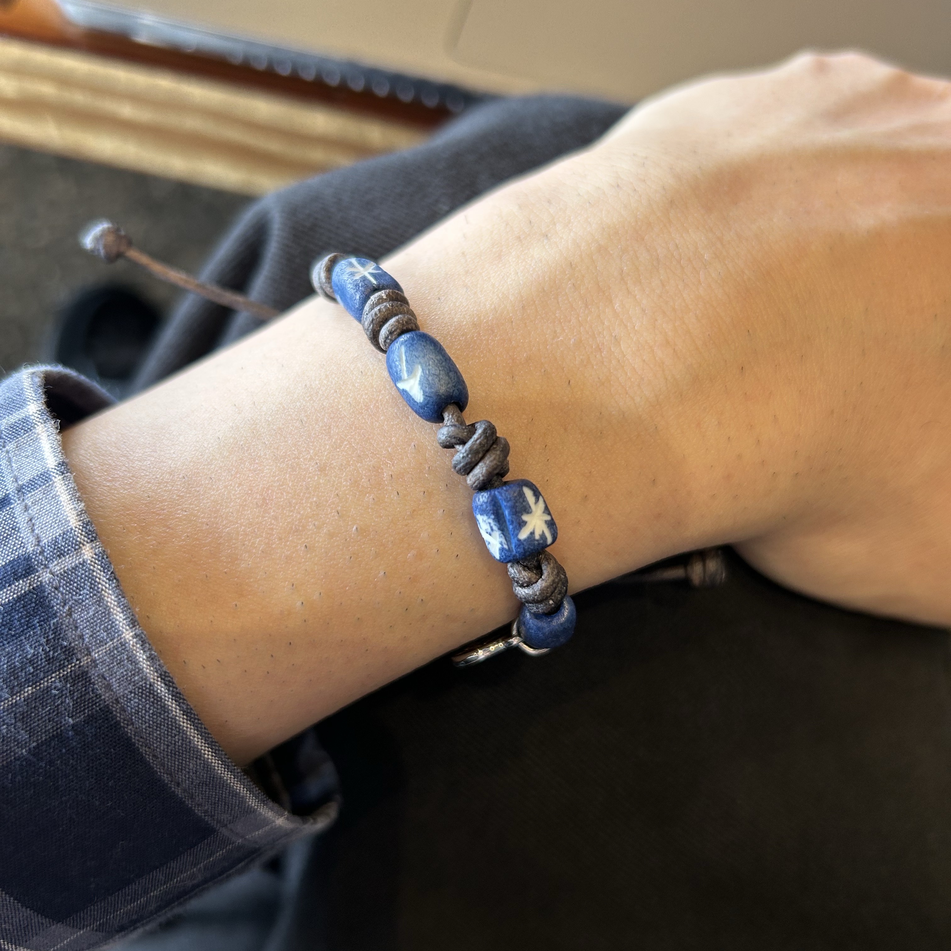TOWTOW.ARCHIVE Eclipse Bracelet Blue 착용 스타일
